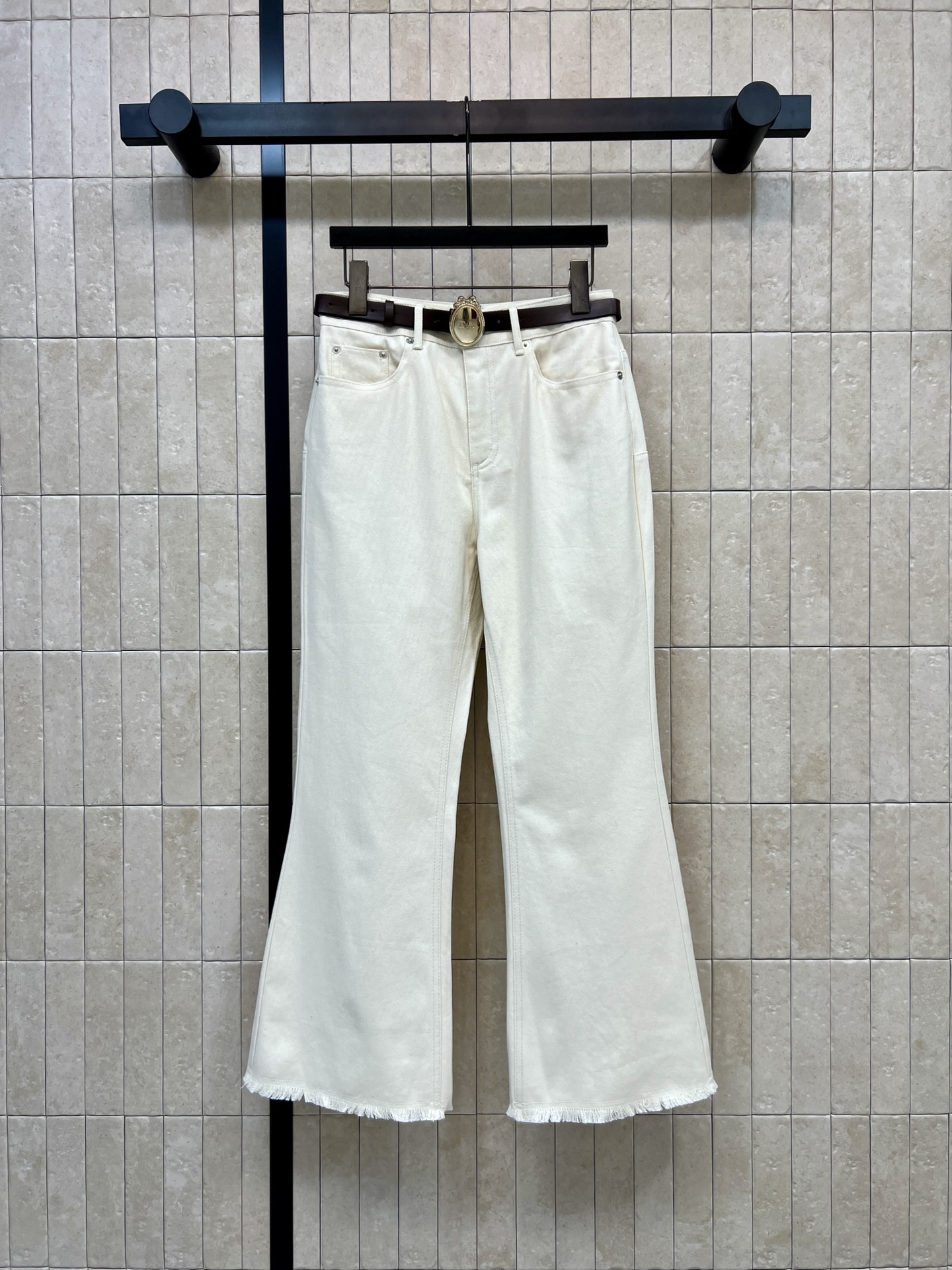 NO:932570,D Home 26 early autumn new style high-waisted denim trousers. Washed denim-cotton fabric is skin-friendly and drape. The high-waisted version elongates the leg lines. The raw edges of the trouser legs are cut to bring a sense of atmosphere. The classic five-pocket design is practical for daily use. It is exquisite with a belt. The slightly flared straight pants modify the calf line. Suitable for all kinds of tops. Can be worn for commuting and leisure. Refreshing light colors can easily create a gentle Korean style. Four sizes in one color, Size/S-M-L-XL,, dior,19860909D家 26早秋新款 高腰牛仔长裤 水洗牛仔棉面料亲肤垂顺 高腰版型拉长腿部线条 裤脚毛边剪裁自带氛围感 经典五袋设计日常实用 搭配腰带精致加分 微喇直筒裤型修饰小腿线条 适配各类上衣 通勤休闲都能穿 清爽浅色系轻松打造温柔韩系穿搭 一色四码Size/S-M-L-XL,,dior,,Women's clothing