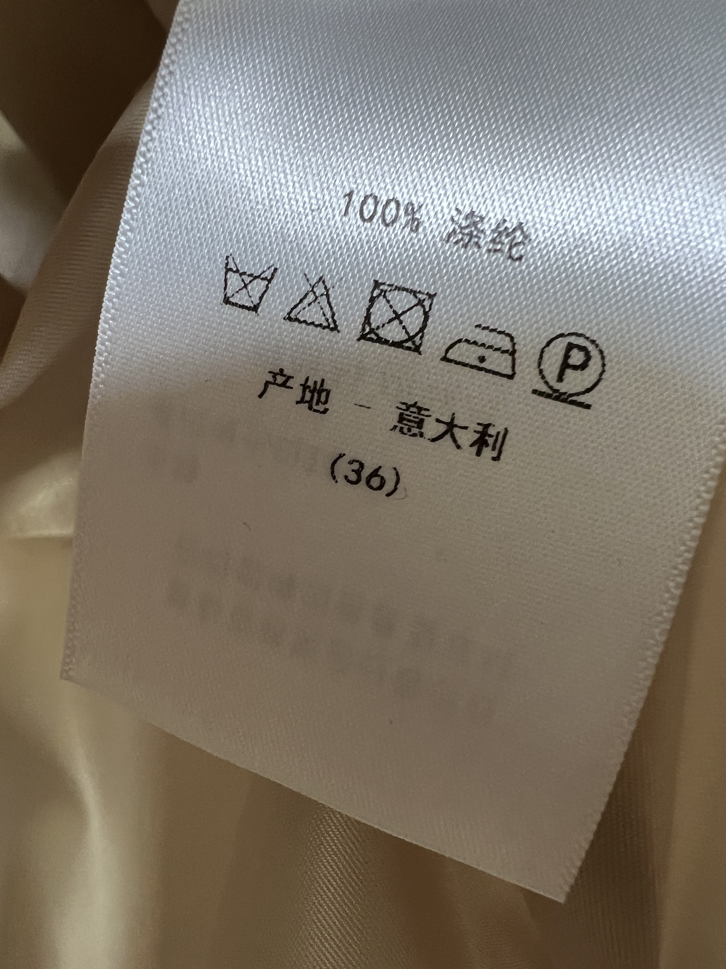 D家 26早秋新款 老花连帽外套 顺滑面料轻盈抗皱 通体暗纹印花 连帽搭配立领防风设计 帽子可拉链收纳 腰间抽绳可自由调