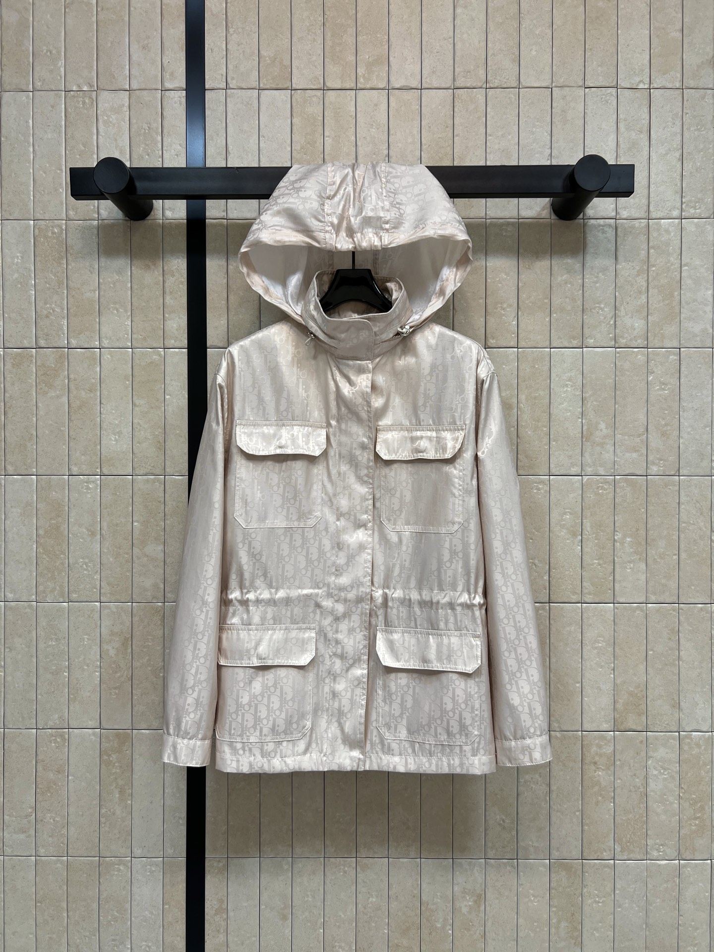NO:932554,Djia 26 early autumn new style Presbyopia hooded jacket Smooth fabric, light and anti-wrinkle All-over dark pattern printing Hood with stand-up collar windproof design The hood can be stored with a zipper The drawstring at the waist can be adjusted freely Multiple work pockets are practical and durable Loose fit accommodates various body shapes Suitable for daily travel, travel and commuting The upper body is refreshing and high-end Four sizes in one color Size/S-M-L-XL,, dior, jackets & coats, hats,19860909D家 26早秋新款 老花连帽外套 顺滑面料轻盈抗皱 通体暗纹印花 连帽搭配立领防风设计 帽子可拉链收纳 腰间抽绳可自由调节腰线 多工装口袋实用耐看 宽松版型包容各种身形 日常出行 出游通勤都适配 上身清爽高级 一色四码Size/S-M-L-XL,,dior,jackets & coats,hats,,Women's clothing