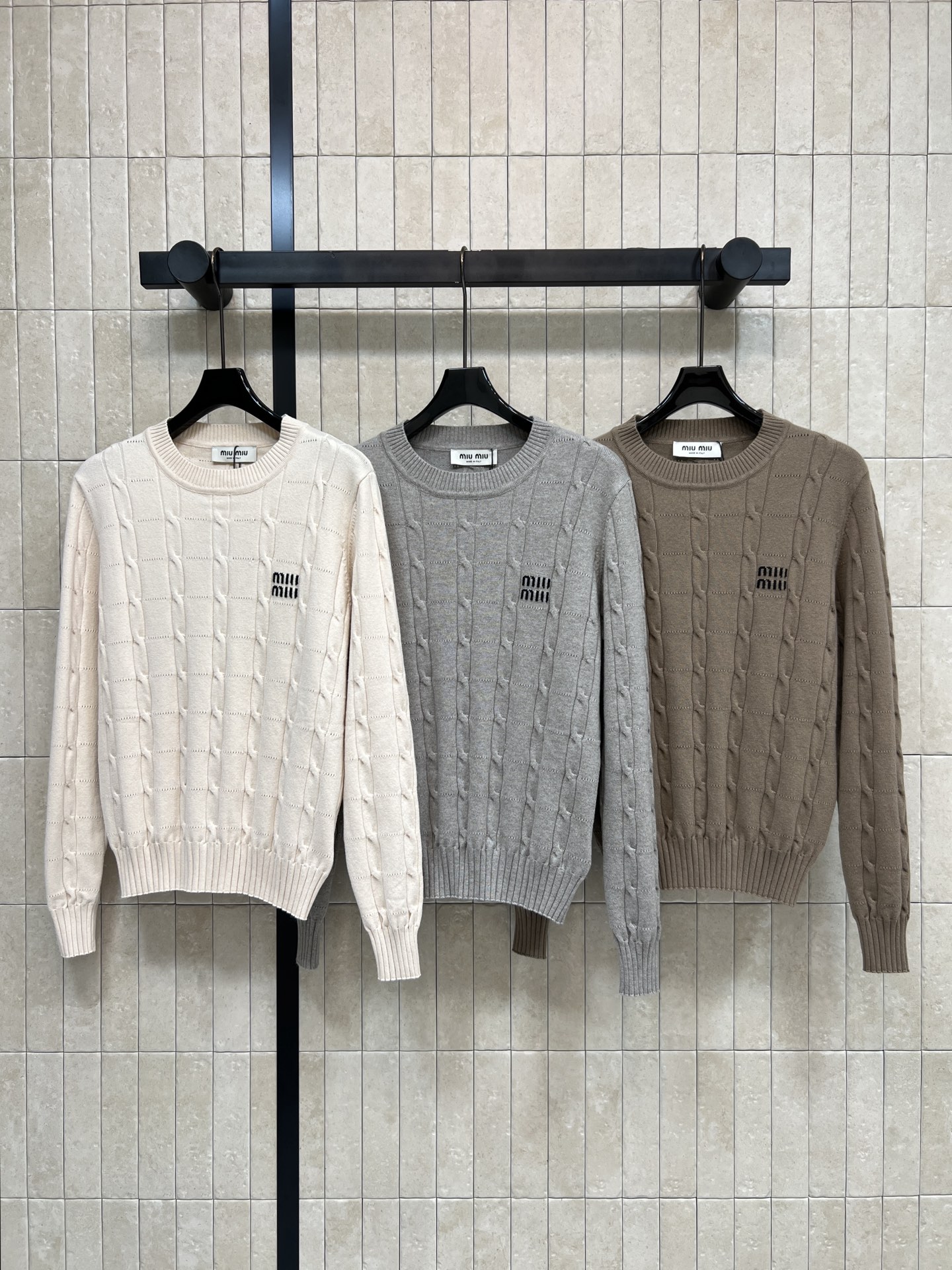 NO:933926,MIU's 26 early autumn new style knitted long-sleeved top. Delicate and soft waxy cotton and wool blended fabric. The upper body is skin-friendly. The three-dimensional twisted texture all over the body is rich in layers. The classic round neck modifies the neck. The simple letter embroidery on the chest is low-key and eye-catching. The rib closing is not easy to deform. The fit is slightly short and the waistline is raised. Gentle and versatile. Suitable for wearing alone or layered with jackets. Full of atmosphere for daily commuting. Three colors and three codes Size/S-M-L,,miumiu,jackets &  coats,19860909MIU家 26早秋新款 针织长袖上衣 细腻软糯棉羊毛混纺面料 上身亲肤 全身立体扭花纹理层次丰富 经典圆领修饰脖颈 胸口简约字母刺绣低调耐看 罗纹收口不易变形 合身微短版型拉高腰线 温柔百搭 单穿叠穿外套都适配 日常通勤氛围感十足 三色三码Size/S-M-L,,miumiu,jackets & coats,,Women's clothing