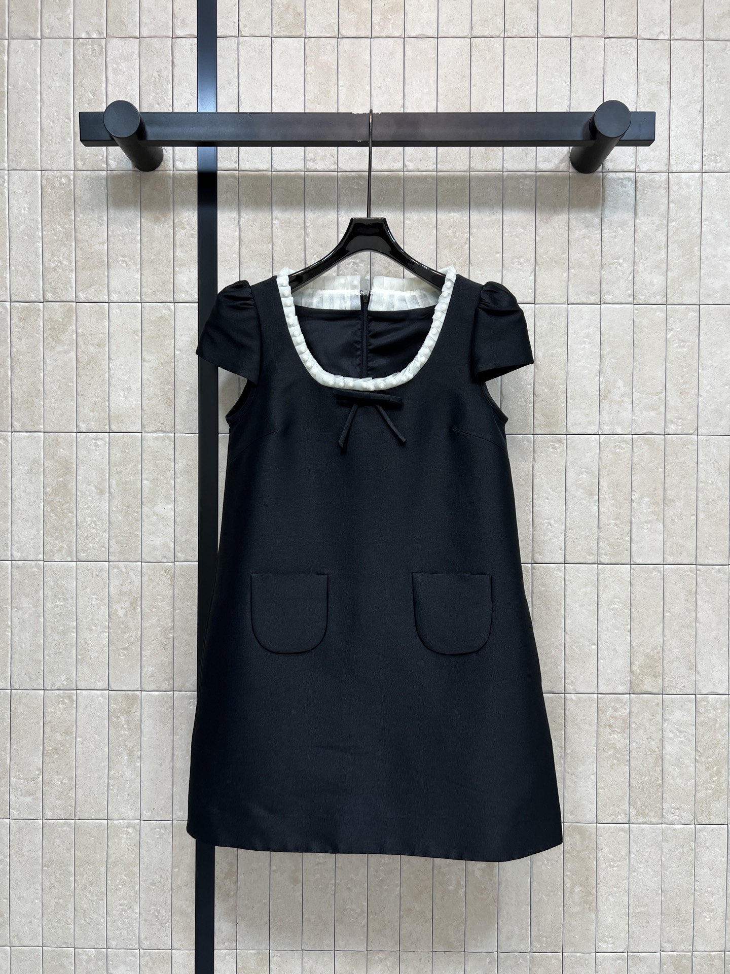 NO:933906,26 early autumn new style black straight skirt. The crisp fabric has a delicate luster. A circle of ribbon surrounds the square collar. The neckline is matched with a small bow. It is full of sweetness. The small flying sleeves modify the arm lines. The double patch pockets on the front are retro. The back zipper design is easy to put on and take off. The loose A-line version hides the waist and abdomen. Simple and slim. Daily appointments. Afternoon tea wear is gentle and elegant. Three sizes in one color, Size/S-M-L,,skirts,1986090926早秋新款 黑色直筒裙 挺括面料自带细腻光泽 方领环绕一圈丝带 领口搭配小巧蝴蝶结 甜美感十足 小飞袖修饰手臂线条 正面双贴口袋复古 后拉链设计穿脱便捷 宽松A字版型藏住腰腹肉肉 简约显瘦 日常约会 下午茶穿搭温柔又显贵 一色三码Size/S-M-L,,skirts,,Women's clothing