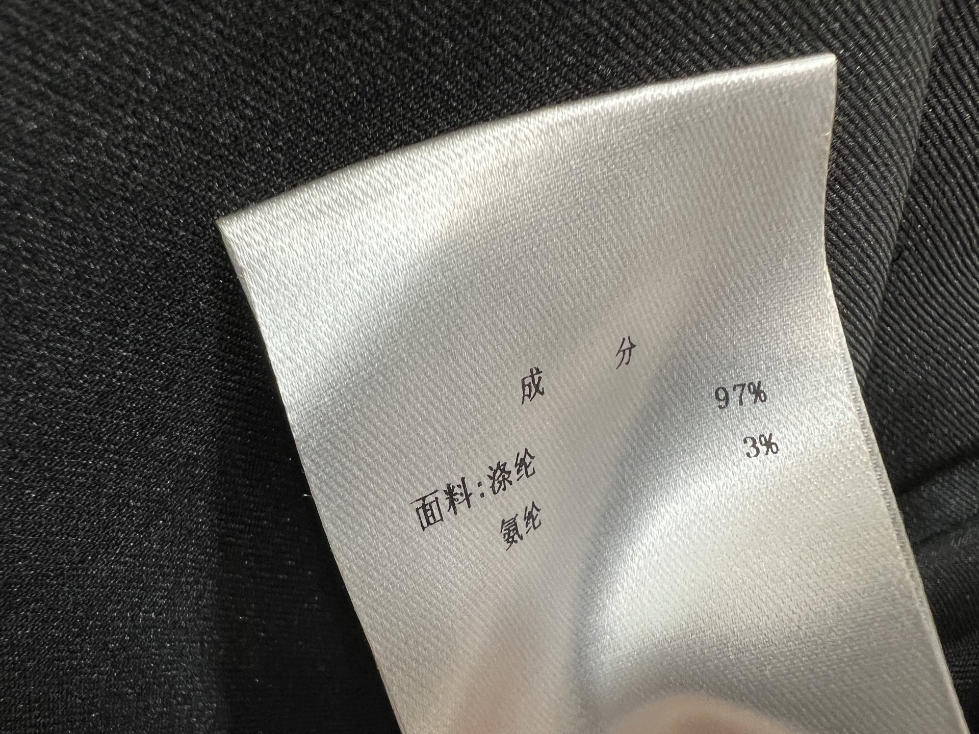 26早秋新款 黑色直筒裙 挺括面料自带细腻光泽 方领环绕一圈丝带 领口搭配小巧蝴蝶结 甜美感十足 小飞袖修饰手臂线条 正