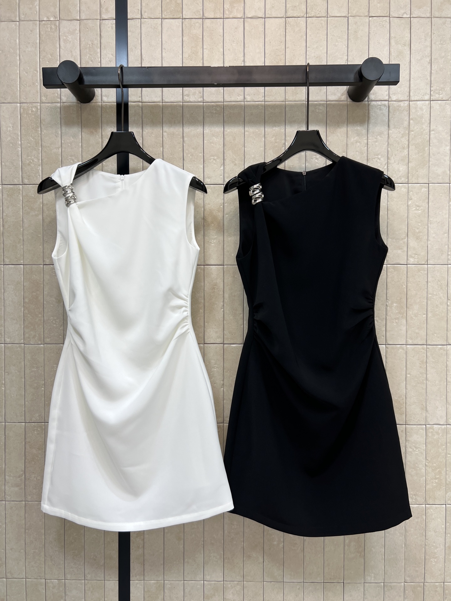 NO:933896,MIU's 26th early autumn new style waistless sleeveless dress, slim and crisp fabric, neat and stylish upper body, one-sided shoulder strap with metal twist decoration, exquisite and eye-catching, side pleated waist design cleverly hides the flesh, outlines beautiful curves, easy to put on and off the back zipper, short A-line version lengthens the leg line, can be used for commuting, dating and small banquets, two colors and three sizes, Size/S-M-L,,miumiu,skirts,19860909MIU家 26早秋新款 收腰无袖连衣裙 垂顺挺括轻薄面料 上身利落有型 单侧肩带搭配金属扭结装饰 精致吸睛 侧边褶皱收腰设计巧妙藏肉 勾勒优美曲线 后拉链穿脱方便 短A字版型拉长腿部线条 通勤 约会 小型宴会都能驾驭 两色三码Size/S-M-L,,miumiu,skirts,,Women's clothing