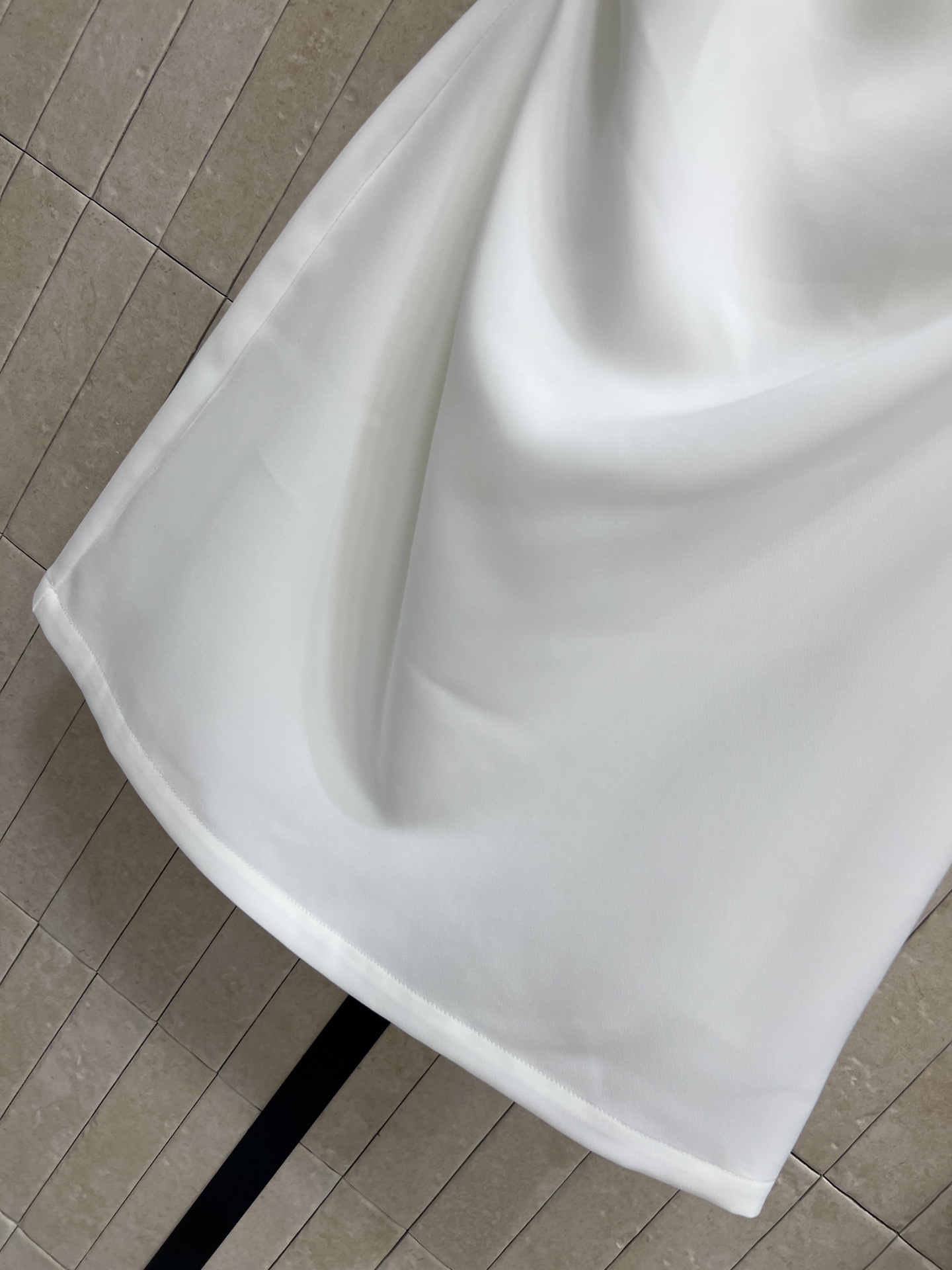 MIU家 26早秋新款 收腰无袖连衣裙 垂顺挺括轻薄面料 上身利落有型 单侧肩带搭配金属扭结装饰 精致吸睛 侧边褶皱收腰
