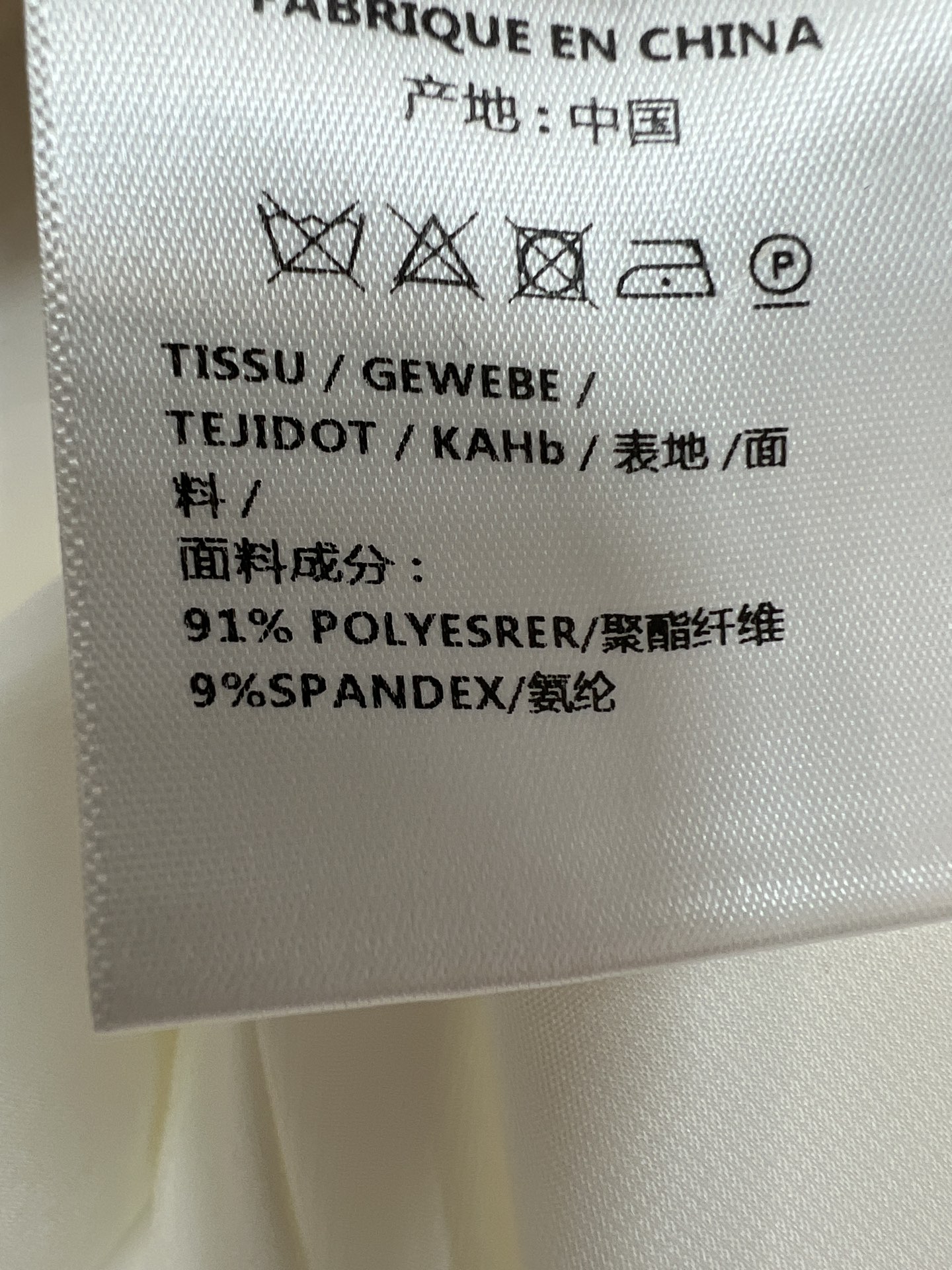 MIU家 26早秋新款 收腰无袖连衣裙 垂顺挺括轻薄面料 上身利落有型 单侧肩带搭配金属扭结装饰 精致吸睛 侧边褶皱收腰