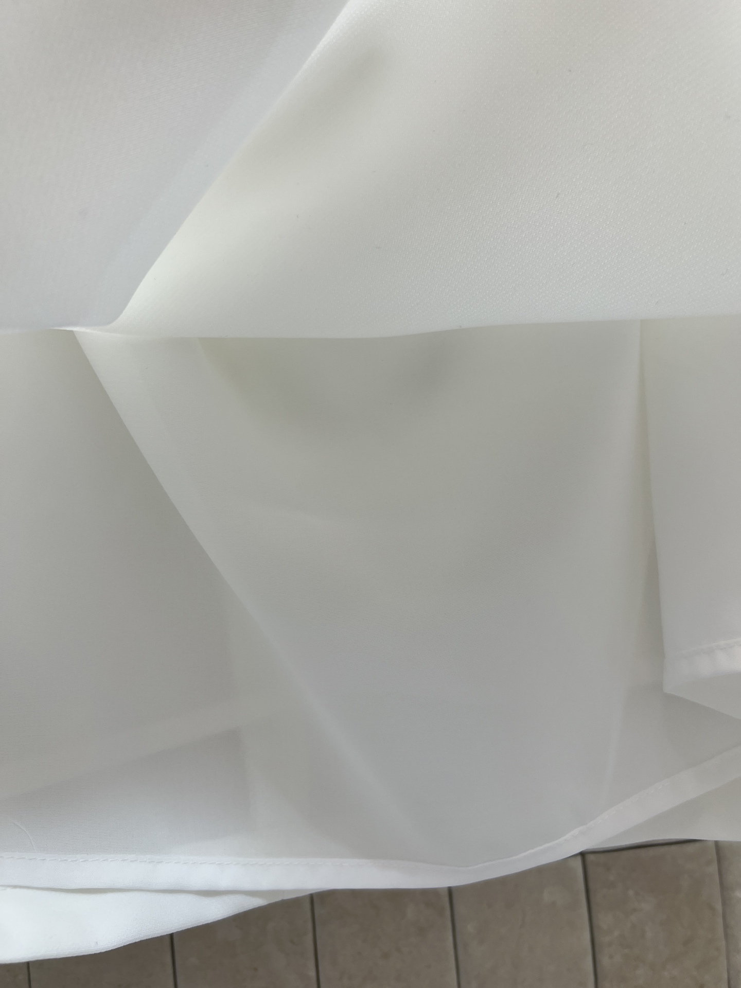 MIU家 26早秋新款 收腰无袖连衣裙 垂顺挺括轻薄面料 上身利落有型 单侧肩带搭配金属扭结装饰 精致吸睛 侧边褶皱收腰