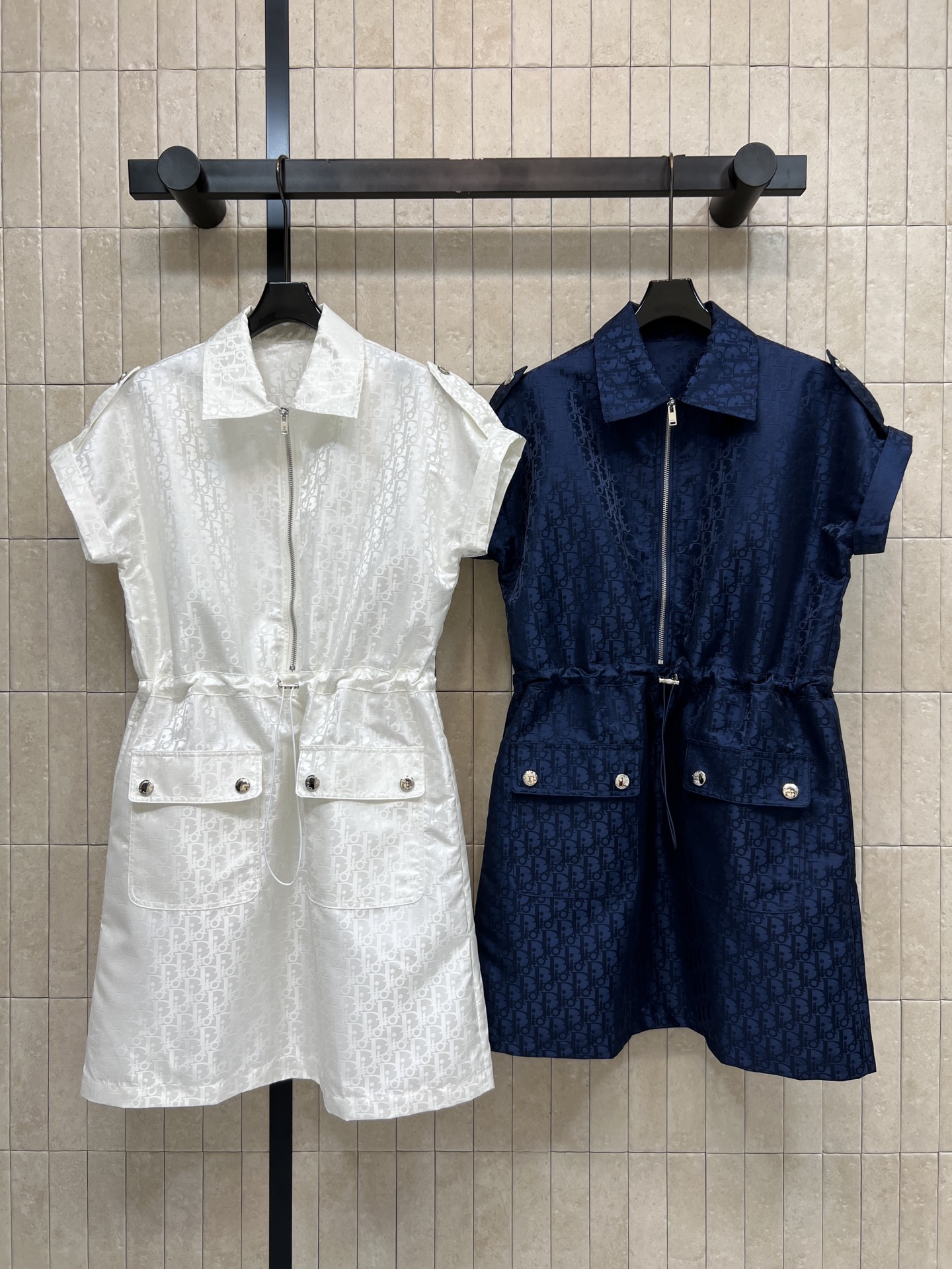 NO:933872,D Home 26 early autumn new style jacquard waist dress. The fabric is light and breathable. The dark pattern jacquard is low-key and high-end. The front and middle zipper is easy to put on and take off. The drawstring at the waist can freely tighten the waistline. Easily create the golden ratio. Shoulder epaulette. Double flap metal pockets enrich workwear details. Stiff and stylish, not easy to wrinkle. Calm and elegant. Suitable for commuting and traveling. Neat and slim with light luxury temperament.  Two colors and three codes Size/S-M-L,,dior,skirts,gold,19860909D家 26早秋新款 提花收腰连衣裙 面料轻薄透气 暗纹提花低调高级 前中拉链穿脱便捷 腰间抽绳自由收束腰线 轻松打造黄金比例 肩部肩章 双翻盖金属口袋丰富工装细节 挺括有型不易皱 沉稳大气 通勤出游皆合适 利落显瘦自带轻奢气质 两色三码Size/S-M-L,,dior,skirts,gold,,Women's clothing