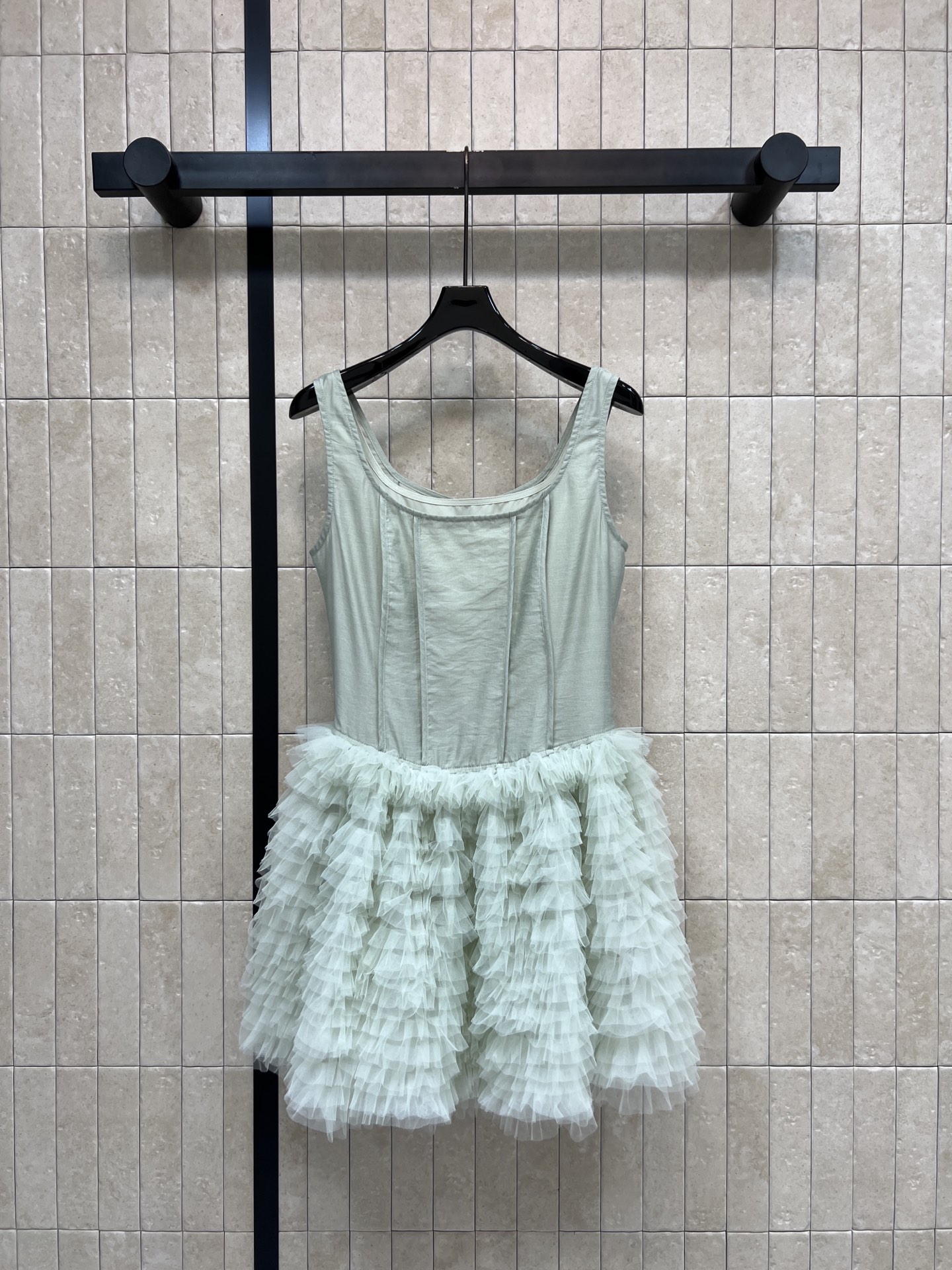 NO:933885,26 early autumn new style light mint green suspender skirt. The upper body is divided and shaped. The waistline is tightened to highlight the slender figure. The multi-layered fluffy mesh cake skirt is light and has a sense of atmosphere. It moves smartly and elegantly. The simple and generous round neck strap design softens the lines of the shoulders and neck. The fabric is soft and skin-friendly without scratching. Suitable for dates and vacations. Gentle, sweet and girly. Three sizes in one color, Size/S-M-L,,skirts,1986090926早秋新款 浅薄荷绿吊带裙 上身鱼骨分割塑形 收紧腰线凸显纤细身姿 多层蓬松网纱蛋糕裙摆,轻盈自带氛围感 走动灵动飘逸 简约大方圆领吊带设计 衬得肩颈线条柔和 面料柔软亲肤不扎人 约会 度假都适配 温柔清甜少女感拉满 一色三码Size/S-M-L,,skirts,,Women's clothing