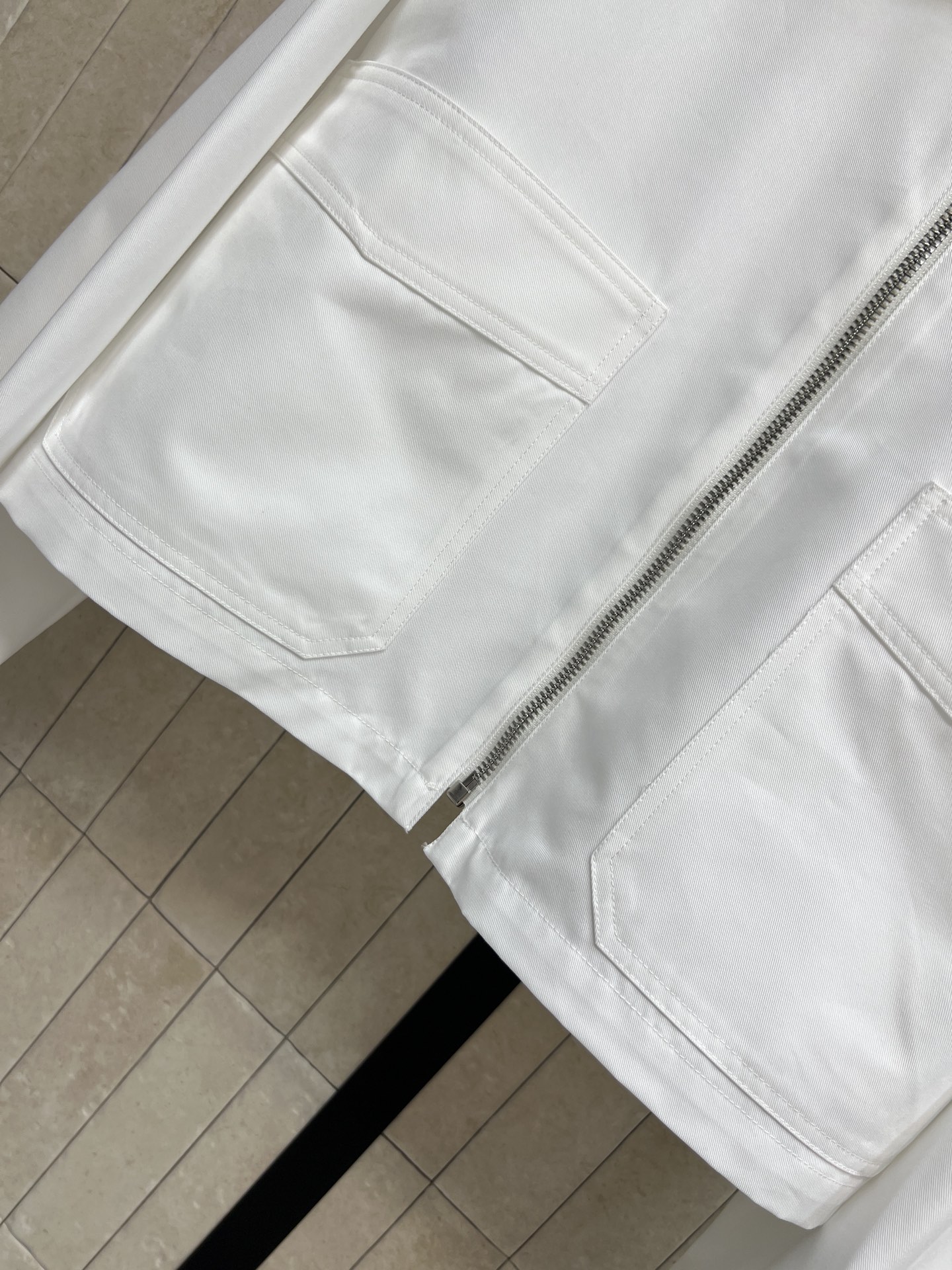 PD家 26早秋新款 短款工装夹克 采用棉质混纺面料 利落拉链开合设计 双口袋实用有型 口袋金属三角logo辨识度拉满 