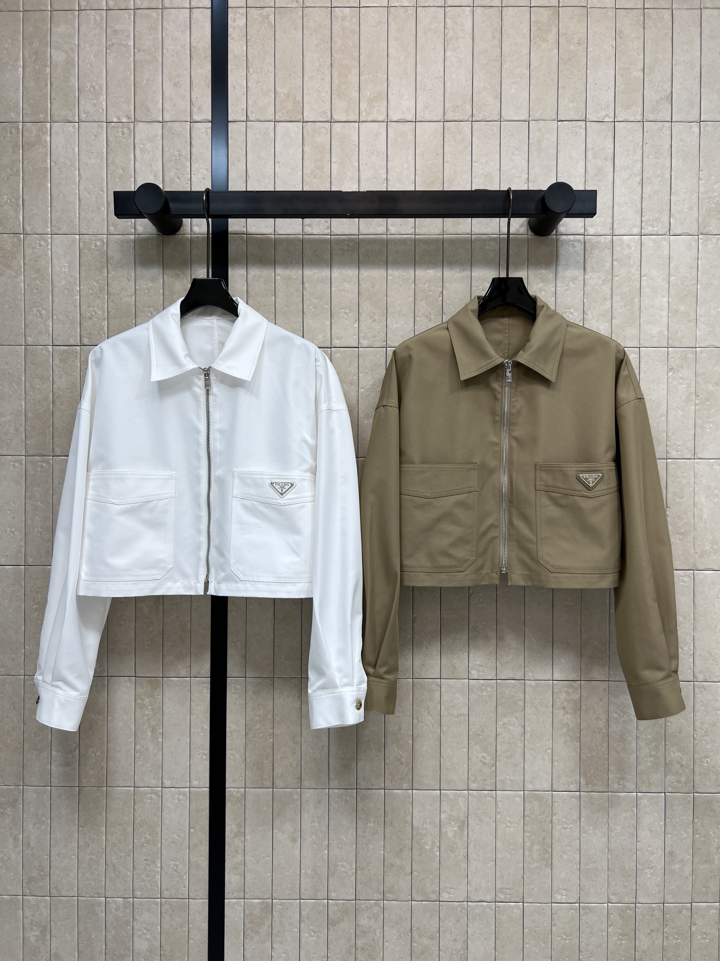 NO:933829,PD Home 26 early autumn new style short work jacket. Made of cotton blended fabric. Clean zipper closure design. Double pockets are practical and stylish. The metal triangle logo on the pocket is fully recognizable. Dropped shoulders and loose version accommodate all body shapes. Short tailoring to raise the waistline. Suitable for single wear with layered dresses and trousers. Create casual and advanced light work style for daily commuting. Two colors and three codes Size/S-M-L, dior, skirts, jackets & coats,19860909PD家 26早秋新款 短款工装夹克 采用棉质混纺面料 利落拉链开合设计 双口袋实用有型 口袋金属三角logo辨识度拉满 落肩宽松版型包容各种身形 短款剪裁拉高腰线 单穿叠搭连衣裙 长裤都适配 日常通勤打造随性高级的轻工装风 两色三码Size/S-M-L,,dior,skirts,jackets & coats,,Women's clothing
