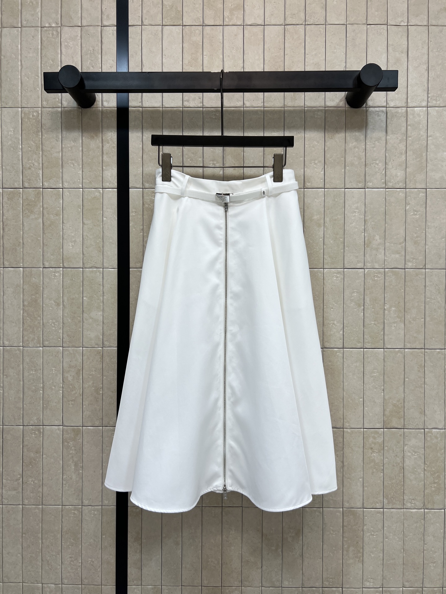 NO:933818,PD is the 26th early autumn new style. White high-waisted half-length skirt. Cotton blended crisp fabric with outstanding drape. Comes with a thin belt of the same color to cinch the waistline. Long metal zipper design through the front for full recognition. Large A-line umbrella skirt version. Loose to cover the crotch and hide the legs. High-waist cut to optimize body proportions. Suitable for shirts and knitted tops. Commuting. Clean and gentle to wear on dates. Simple and design. Three sizes in one color. Size/S-M-L,,skirts,shirts,19860909PD就 26早秋新款 白色高腰半长裙 棉质混纺挺括面料垂感出众 自带同色系细腰带收束腰线 正面贯穿金属长拉链设计辨识度拉满 大A字伞裙版型 宽松遮胯藏腿 高腰剪裁优化身材比例 适配衬衫 针织上衣 通勤 约会穿搭干净温柔 简约又有设计感 一色三码Size/S-M-L,,skirts,shirts,,Women's clothing