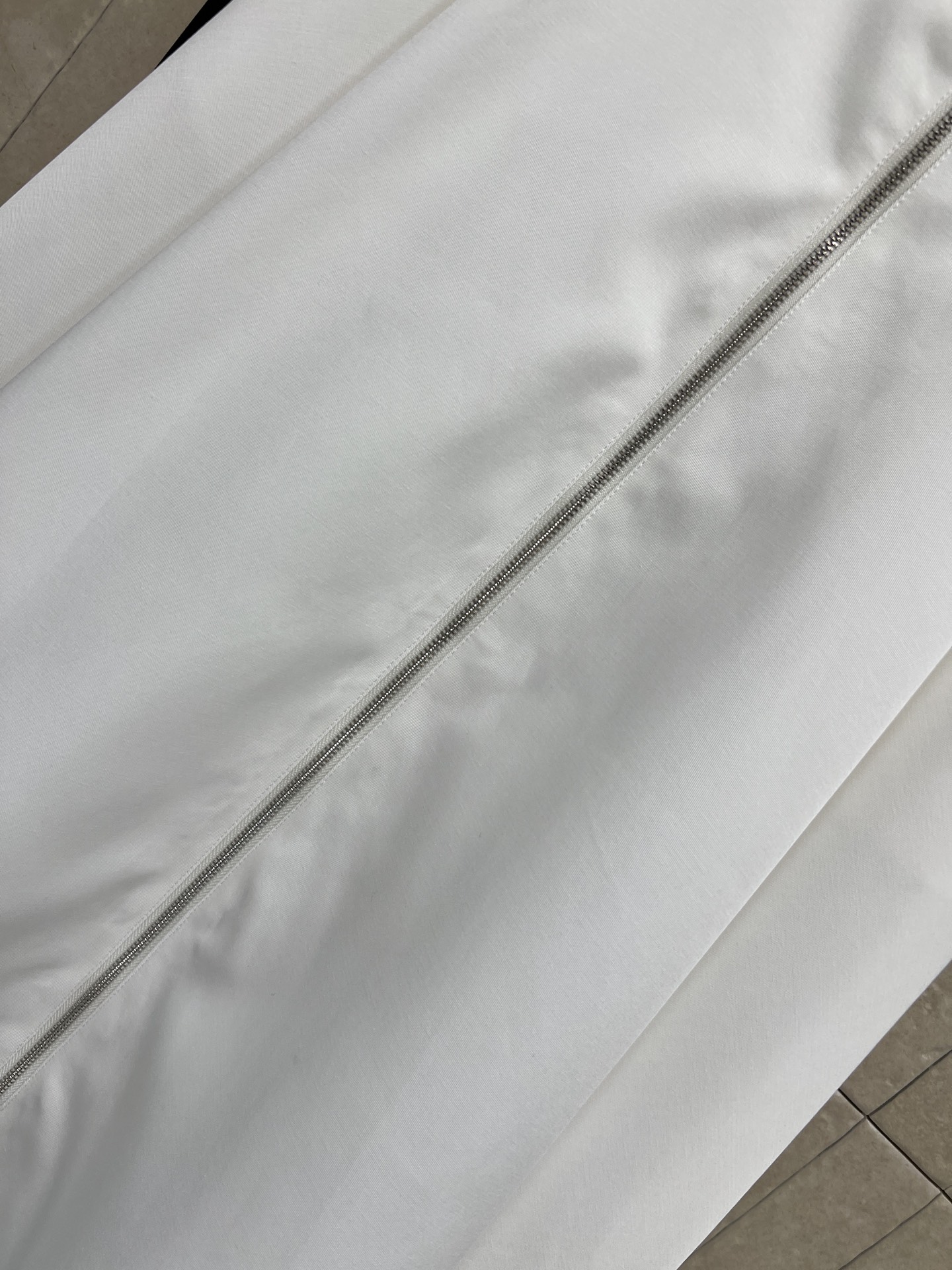 PD就 26早秋新款 白色高腰半长裙 棉质混纺挺括面料垂感出众 自带同色系细腰带收束腰线 正面贯穿金属长拉链设计辨识度拉