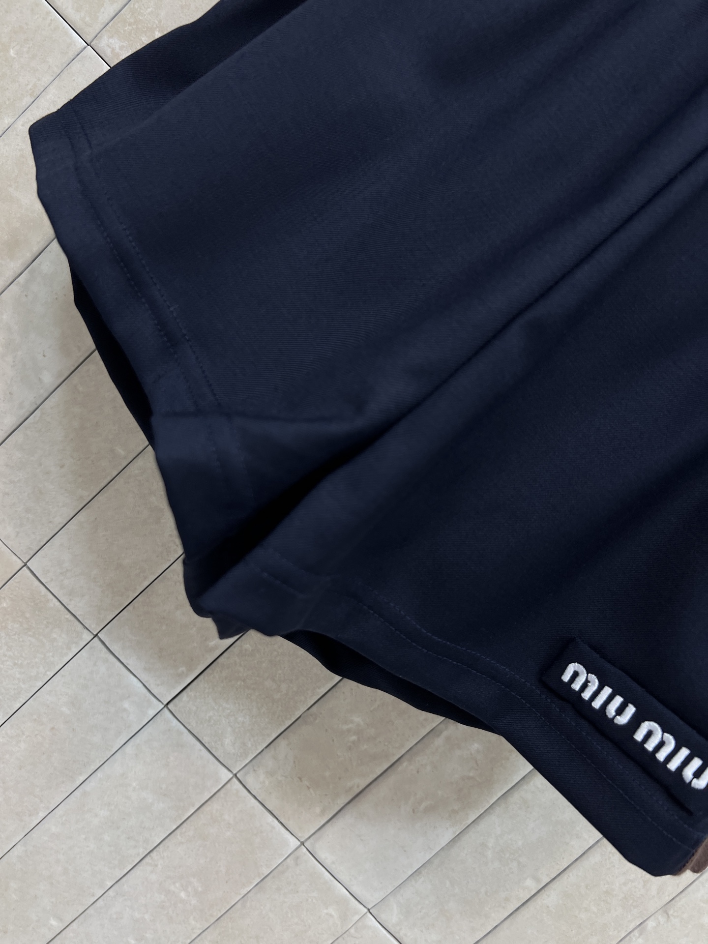 MIU家 26早秋新款 藏青撞色套装 开衫外套+高腰短裤 采用羊毛混纺面料 藏青基底搭配咖色撞色包边 层次感十足 外套宽