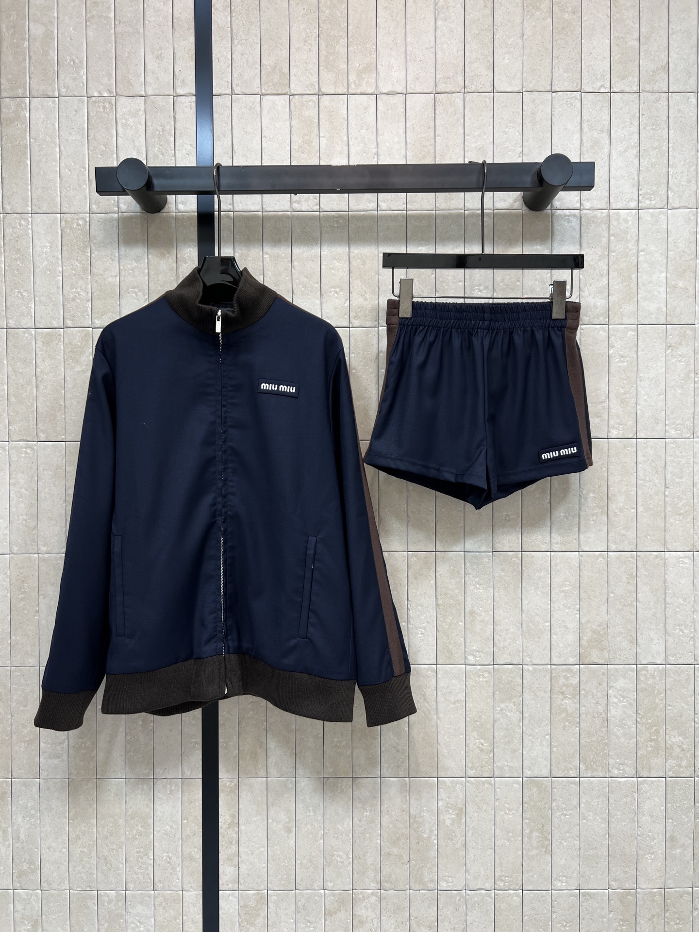 NO:933843,Jackets, shorts MIU home 26 early autumn new style, navy contrast suit, cardigan jacket + high-waisted shorts, made of wool blended fabric, navy blue base with brown contrast binding, full of layering, loose and comfortable jacket, simple and eye-catching chest logo, practical and versatile side pockets, matching shorts with elastic waist design, suitable for daily travel, fitness outings, and a complete set to make you look lazy and age-reducing, easily create a Korean atmosphere  One color and three sizes Size/S-M-L,,miumiu,shorts,jackets & coats,19860909外套 短裤MIU家 26早秋新款 藏青撞色套装 开衫外套+高腰短裤 采用羊毛混纺面料 藏青基底搭配咖色撞色包边 层次感十足 外套宽松舒适 胸口logo简约耐看 侧边口袋实用百搭 配套短裤松紧腰设计 日常出行 健身出游都合适 成套穿搭慵懒减龄 轻松打造韩系氛围感 一色三码Size/S-M-L,,miumiu,shorts,jackets & coats,,Women's clothing
