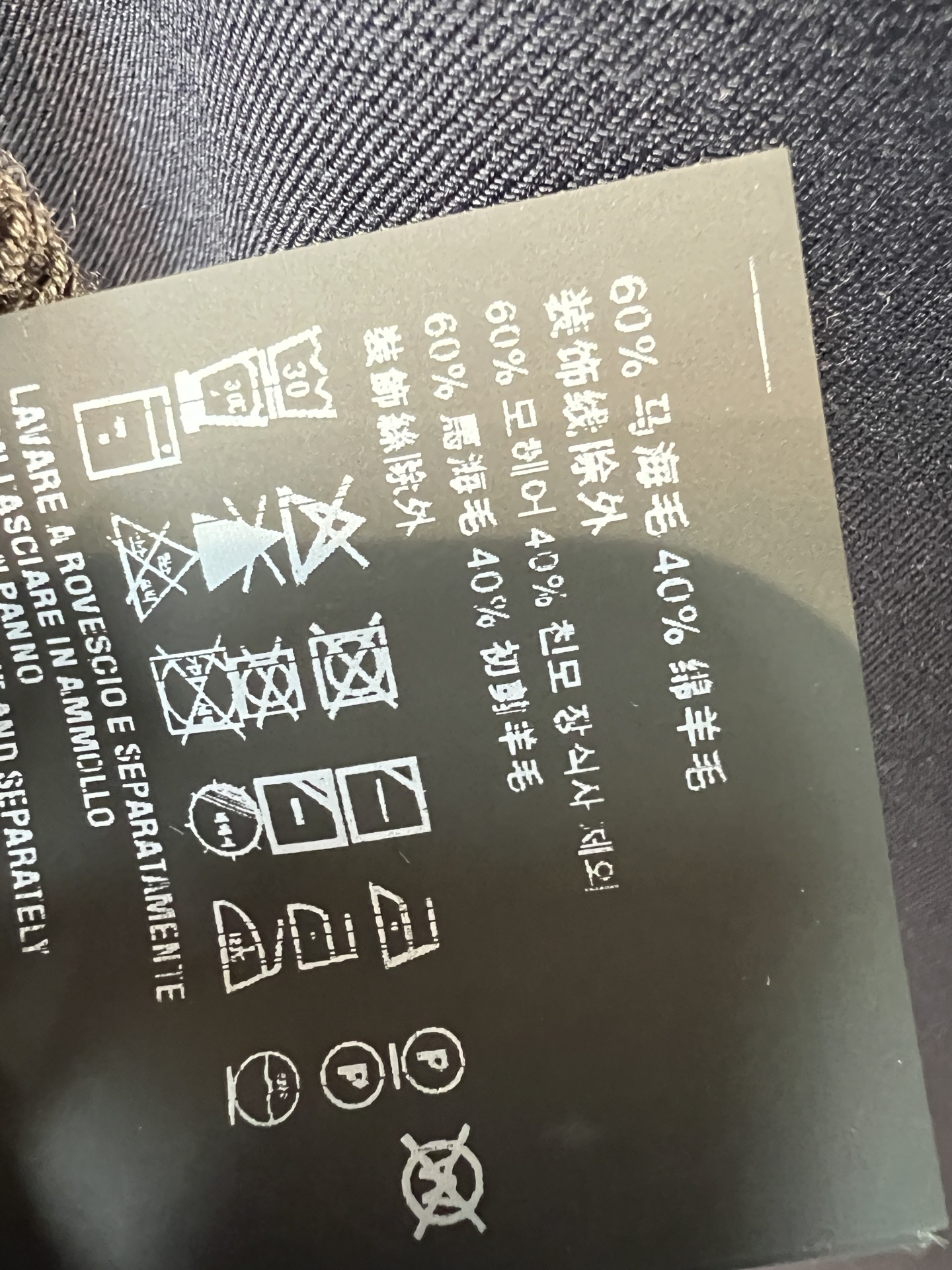 MIU家 26早秋新款 藏青撞色套装 开衫外套+高腰短裤 采用羊毛混纺面料 藏青基底搭配咖色撞色包边 层次感十足 外套宽