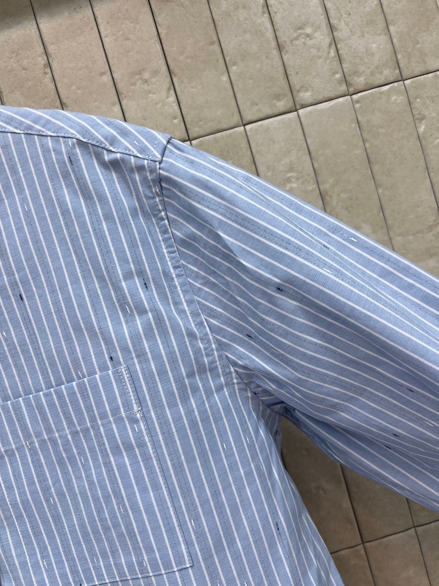 C家 26夏季新款 蓝白条纹长袖衬衫 采用棉质混纺面料 自带细碎暗点 简约中暗藏细节质感 经典翻领搭配单口袋 袖口珍珠纽