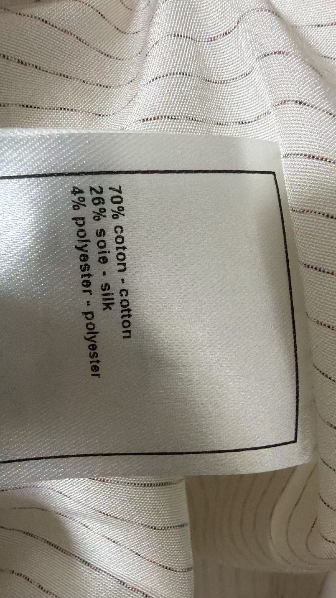 C家 26夏季新款 蓝白条纹长袖衬衫 采用棉质混纺面料 自带细碎暗点 简约中暗藏细节质感 经典翻领搭配单口袋 袖口珍珠纽
