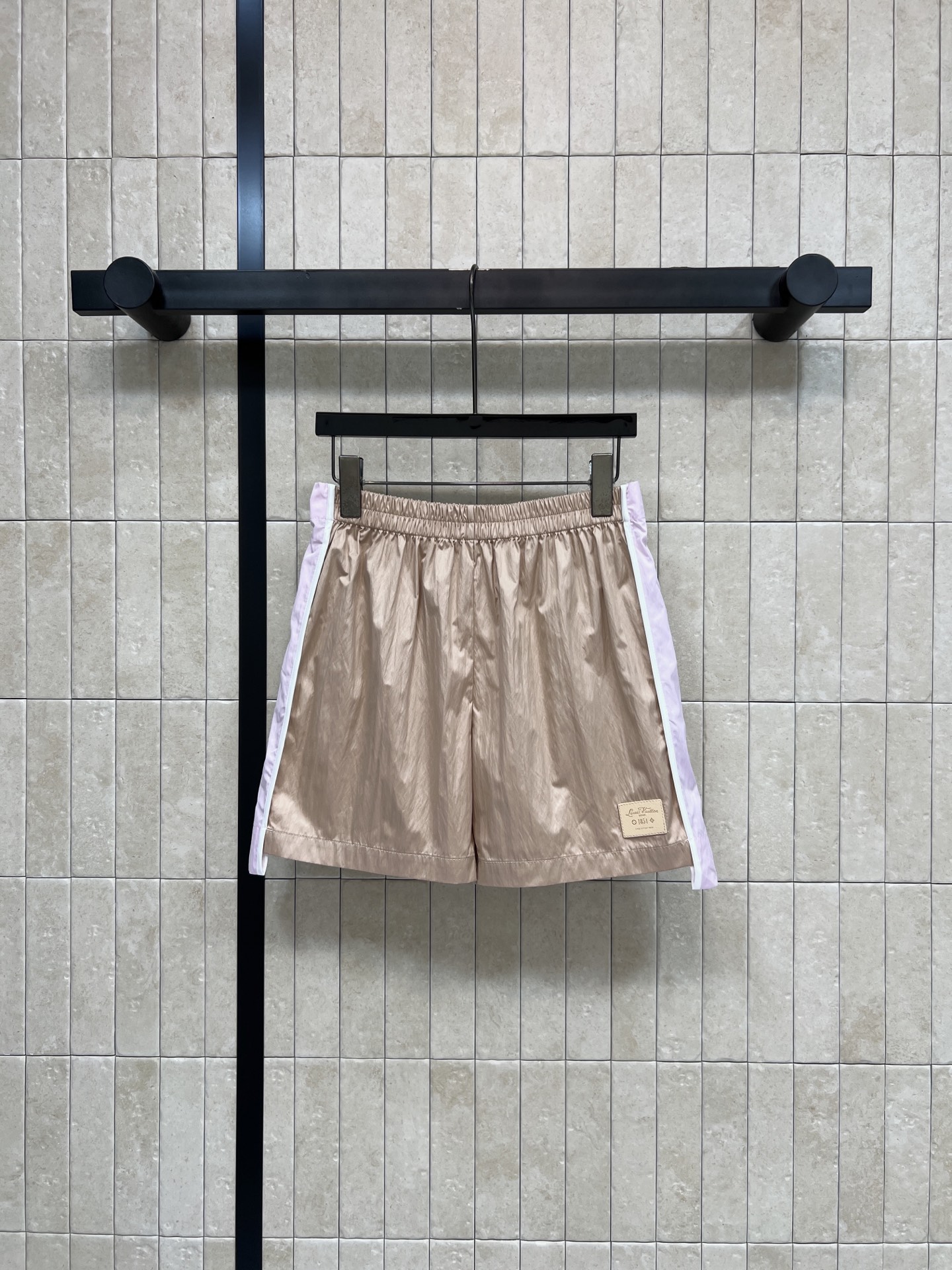 NO:933863,L's 26 early autumn new style high-waisted web shorts. The drapey fabric is refreshing and breathable. The front elastic waistband does not pick up the waist. Side invisible pocket design. Contrast color webbing adds a sense of design. The leather logo on the pants is low-key and exquisite. The loose A-line version hides the flesh and shows the length of the legs. Wear it with the same series of sun protection jackets. Suitable for daily travel and sports. Light, comfortable and practical. Two colors and four sizes, Size/S-M-L-XL,, louis  vuitton,shorts,jackets & coats,19860909L家 26早秋新款 高腰织带短裤 垂顺面料清爽透气 前松紧腰头不挑腰围 侧边隐形口袋设计 撞色织带增添设计感 裤身logo皮牌低调精致 宽松A字版型藏肉显腿长 搭配同系列防晒外套成套穿搭 日常 出游 运动都适配 轻盈舒适实用性拉满 两色四码Size/S-M-L-XL,,louis vuitton,shorts,jackets & coats,,Women's clothing