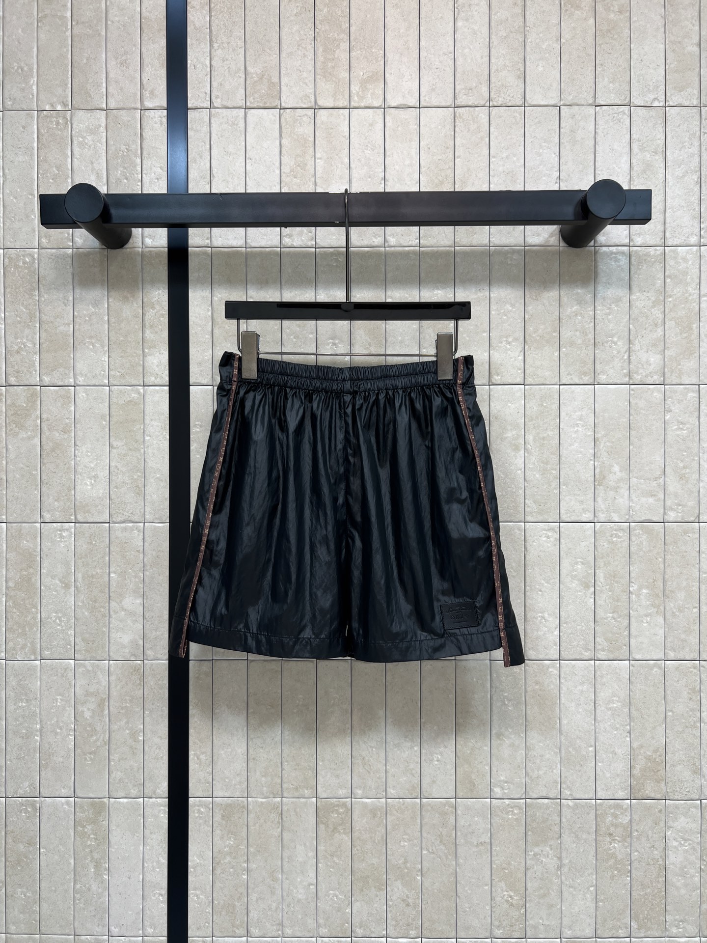 NO:933849,L's 26 early autumn new style high-waisted web shorts. The drapey fabric is refreshing and breathable. The front elastic waistband does not pick up the waist. Side invisible pocket design. Contrast color webbing adds a sense of design. The leather logo on the pants is low-key and exquisite. The loose A-line version hides the flesh and shows the length of the legs. Wear it with the same series of sun protection jackets. Suitable for daily travel and sports. Light, comfortable and practical. Two colors and four sizes, Size/S-M-L-XL,, louis  vuitton,shorts,jackets & coats,19860909L家 26早秋新款 高腰织带短裤 垂顺面料清爽透气 前松紧腰头不挑腰围 侧边隐形口袋设计 撞色织带增添设计感 裤身logo皮牌低调精致 宽松A字版型藏肉显腿长 搭配同系列防晒外套成套穿搭 日常 出游 运动都适配 轻盈舒适实用性拉满 两色四码Size/S-M-L-XL,,louis vuitton,shorts,jackets & coats,,Women's clothing