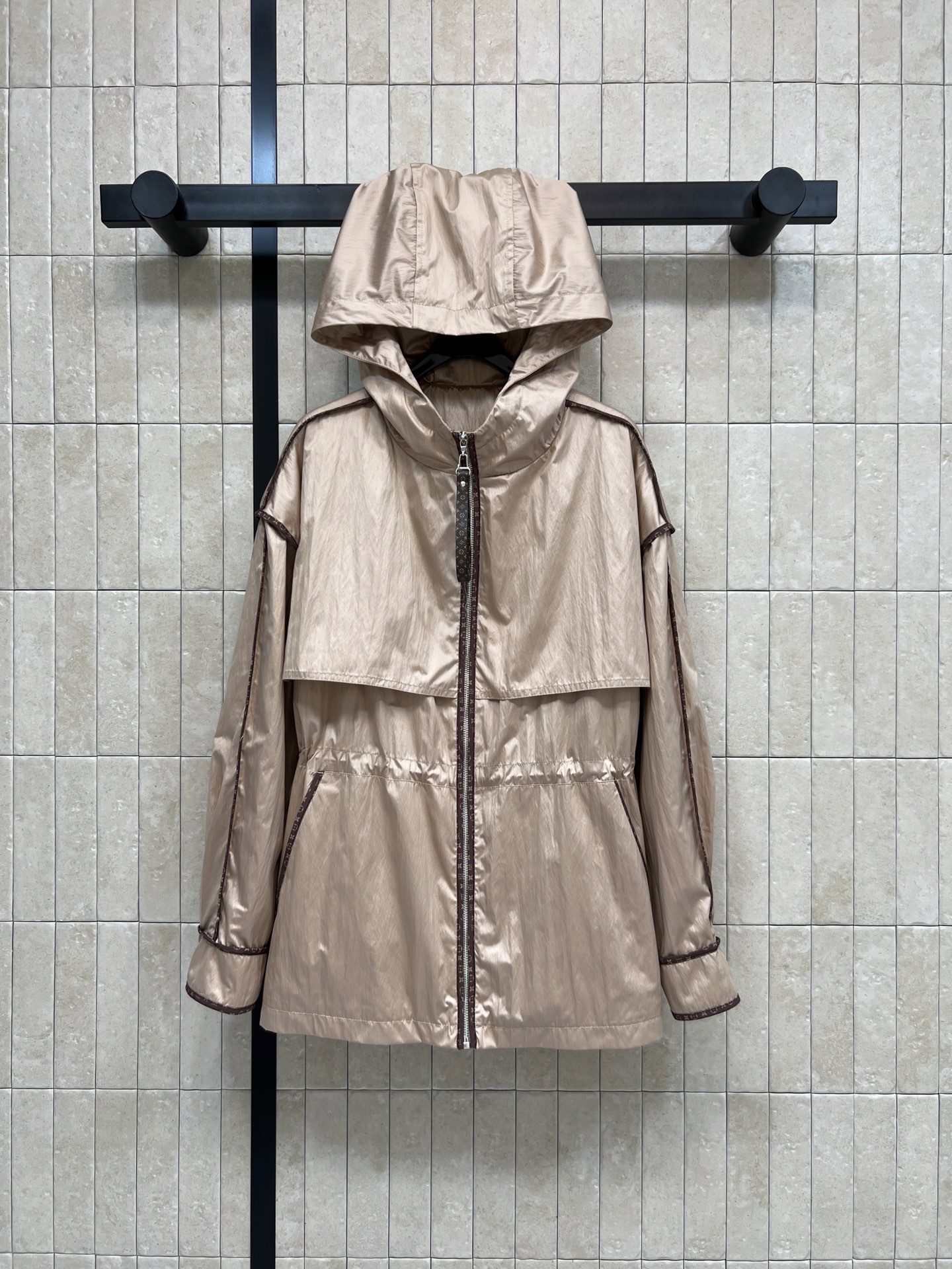 NO:933835,L's 26 early autumn new style hooded waist jacket. The fabric is light and smooth, light and breathable. The whole body is wrapped with delicate presbyopic webbing. The zipper design is easy to wear. The drawstring at the waist can freely adjust the waistline. Optimize the body proportions. The loose shoulder design accommodates the body shape. The symmetrical pockets are practical and beautiful. Daily travel and short trips. Versatile. Light storage does not take up space. Practicality and appearance. Two colors and four sizes. Size/S-M-L-XL, Louis  vuitton,jackets & coats,hats,19860909L家 26早秋新款 连帽收腰外套 面料轻薄垂顺轻盈透气 周身精致老花织带包边 拉链设计好穿 腰间抽绳自由调节腰线 优化身材比例 宽松落肩版型包容身形 对称口袋实用美观 日常出行 短途出游百搭 轻便收纳不占空间 实用性与颜值兼备 两色四码Size/S-M-L-XL,,louis vuitton,jackets & coats,hats,,Women's clothing