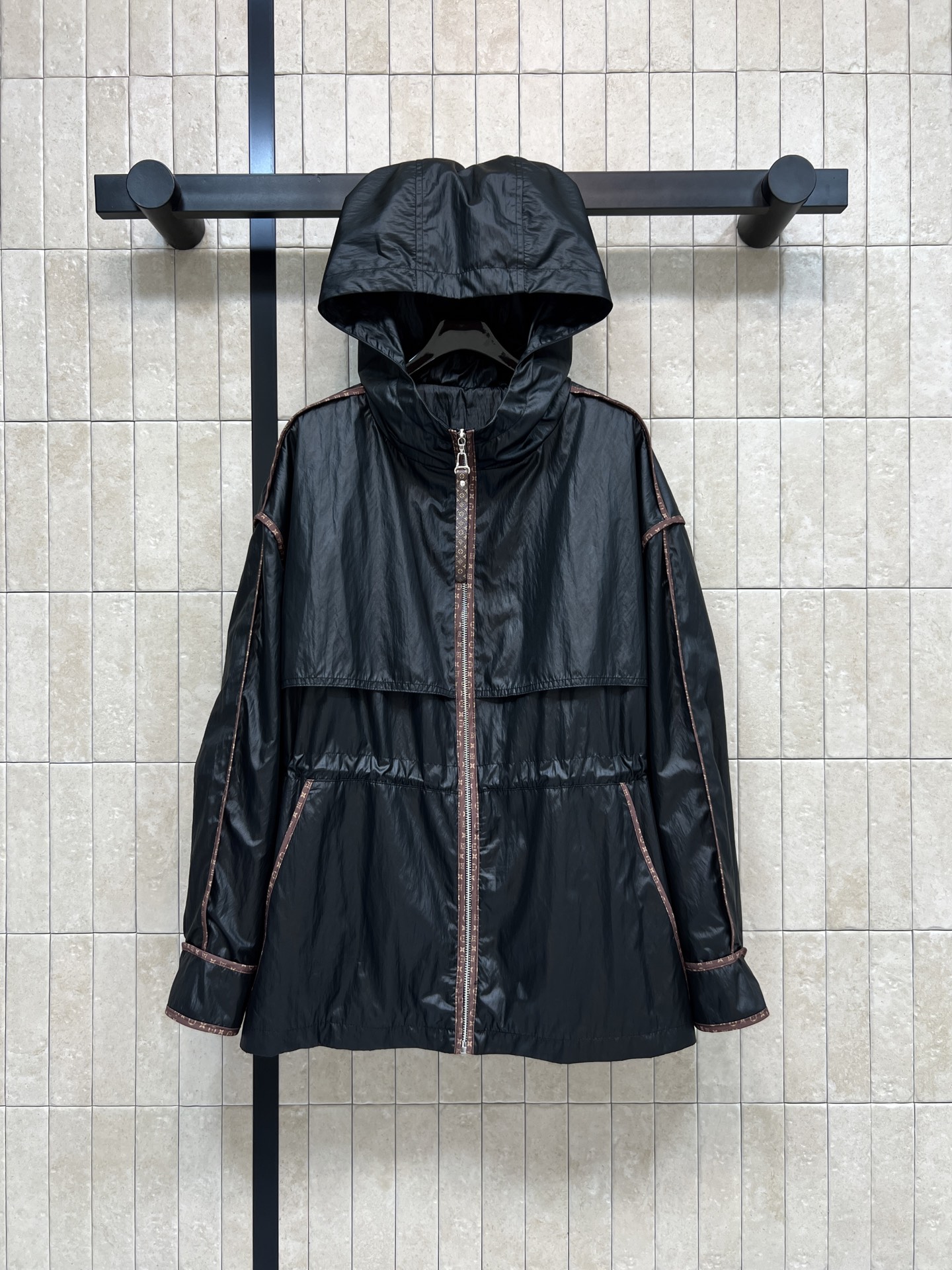 NO:933822,L's 26 early autumn new style hooded waist jacket. The fabric is light and smooth, light and breathable. The whole body is wrapped with delicate presbyopic webbing. The zipper design is easy to wear. The drawstring at the waist can freely adjust the waistline. Optimize the body proportions. The loose off-shoulder version accommodates the body shape. The symmetrical pockets are practical and beautiful. Daily travel and short trips. Versatile. Light storage does not take up space. Practicality and appearance. Two colors and four sizes. Size/S-M-L-XL, Louis  vuitton,jackets & coats,hats,19860909L家 26早秋新款 连帽收腰外套 面料轻薄垂顺轻盈透气 周身精致老花织带包边 拉链设计好穿 腰间抽绳自由调节腰线 优化身材比例 宽松落肩版型包容身形 对称口袋实用美观 日常出行 短途出游百搭 轻便收纳不占空间 实用性与颜值兼备 两色四码Size/S-M-L-XL,,louis vuitton,jackets & coats,hats,,Women's clothing