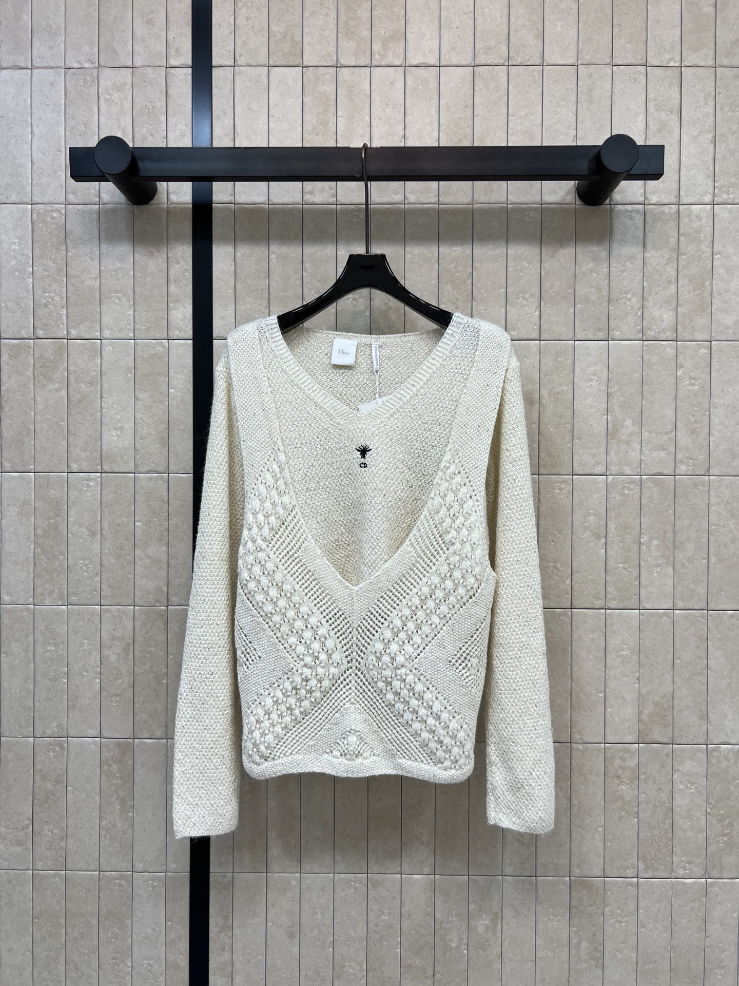 NO:934510,Djia 26 new early autumn V-neck knitted long-sleeved top. Made of wool blended knitted fabric with rich texture layers. Exquisite small logo embroidery on the chest is low-key and recognizable. Loose shoulder sleeves accommodate various body shapes. Simple solid colors are versatile and durable. Wear alone, lazy and relaxed. Suitable for wearing with suspenders and layered jackets. Easily create a gentle atmosphere for daily casual travel. Three sizes in one color, Size/S-M-L,, dior, jackets & coats,19860909D家 26早秋新款 V领针织长袖上衣 采用羊毛混纺针织面料 肌理层次丰富 胸口精致小标刺绣低调有辨识度 宽松落肩袖包容各种身形简约纯色百搭耐看 单穿慵懒松弛 内搭吊带叠穿外套皆合适 日常休闲出行轻松打造温柔氛围感穿搭 一色三码Size/S-M-L,,dior,jackets & coats,,Women's clothing