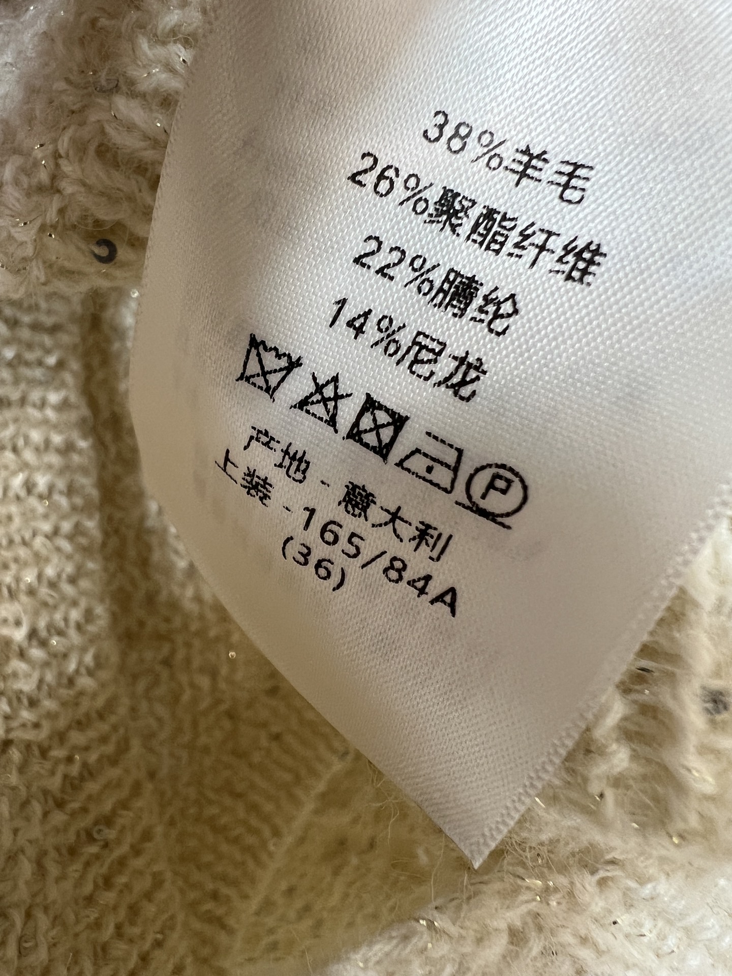 D家 26早秋新款 V领针织长袖上衣 采用羊毛混纺针织面料 肌理层次丰富 胸口精致小标刺绣低调有辨识度 宽松落肩袖包容各