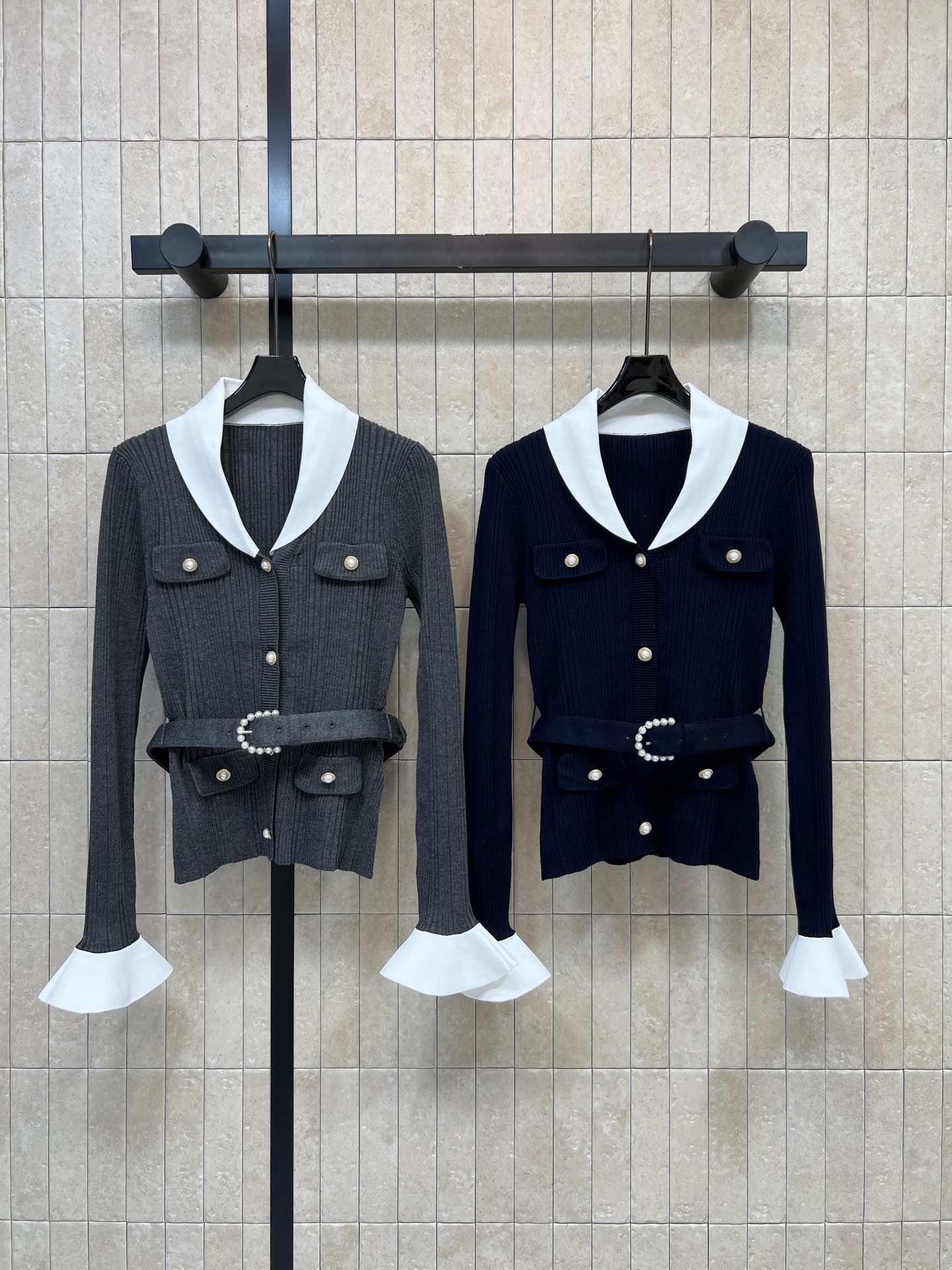 NO:934548,Self's 26 early autumn new style Contrast color knitted top Black and white contrast large lapels and bell cuffs Exquisite layers Pearl buttons with double decorative pockets Exquisite details Pearl belt of the same color Easily tighten the waistline and outline the curves Vertical pit stripes make you slim and slim Soft and skin-friendly fabric with moderate elasticity Wear alone or paired with a skirt suit Elegant and decent for commuting Two colors and three codes Size/S-M-L, fendi, skirts, business suit,19860909Self家 26早秋新款 撞色针织上衣 黑白撞色大翻领与喇叭袖口 层次精致 珍珠纽扣搭配双装饰口袋 细节显贵 同色系珍珠腰带 轻松收紧腰线勾勒曲线 竖坑条纹路显瘦修身 软糯亲肤面料弹力适中 单穿或搭配半裙西装 通勤穿搭优雅得体 两色三码Size/S-M-L,,fendi,skirts,business suit,,Women's clothing