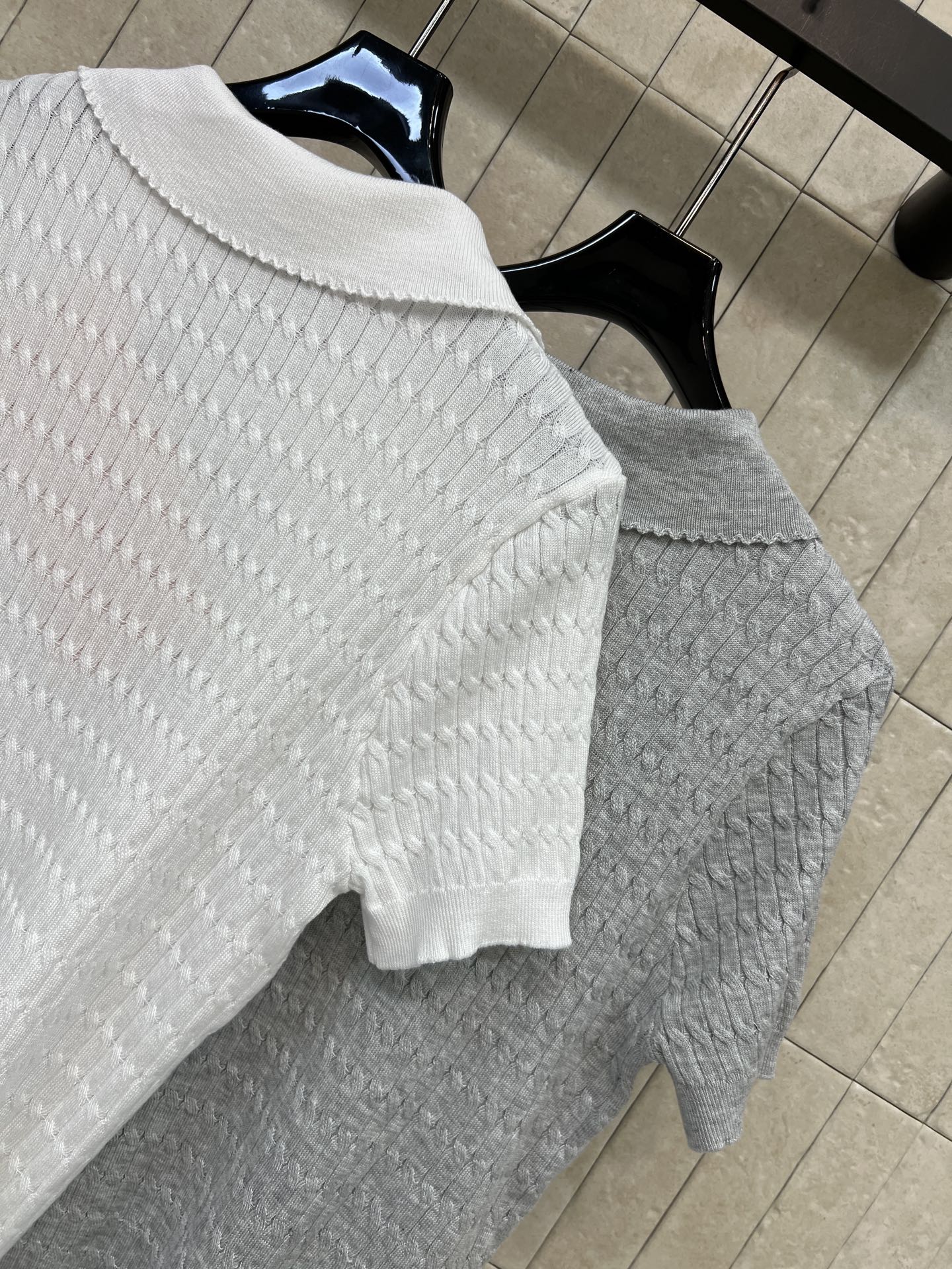 MIU家 26早秋新款 针织Polo上衣 采用天丝混纺针织面料 翻领搭配波浪毛边设计 门襟简约排扣利落干净 全身细腻绞花