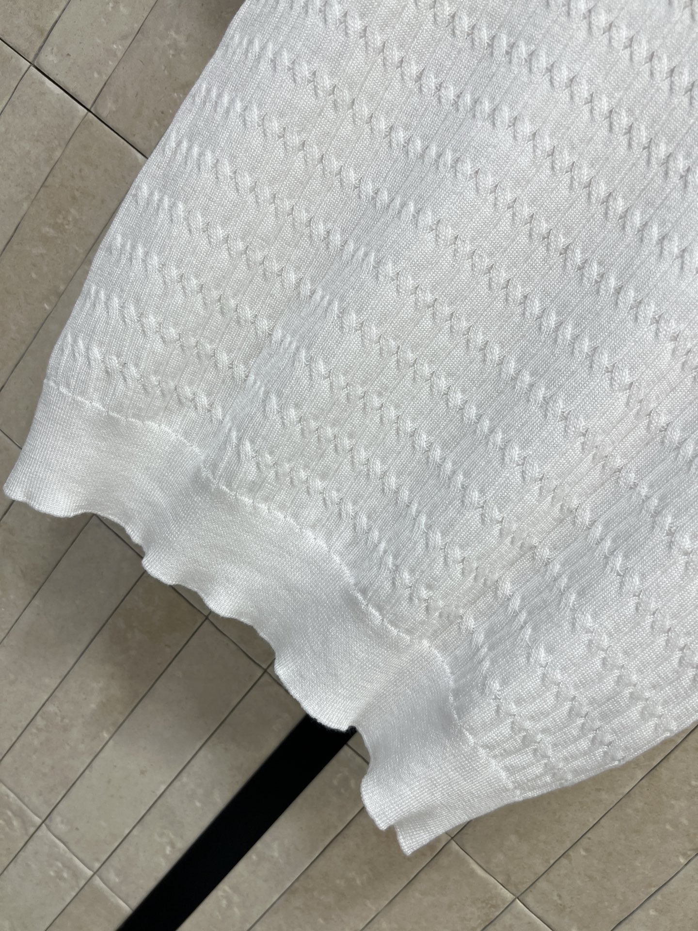 MIU家 26早秋新款 针织Polo上衣 采用天丝混纺针织面料 翻领搭配波浪毛边设计 门襟简约排扣利落干净 全身细腻绞花