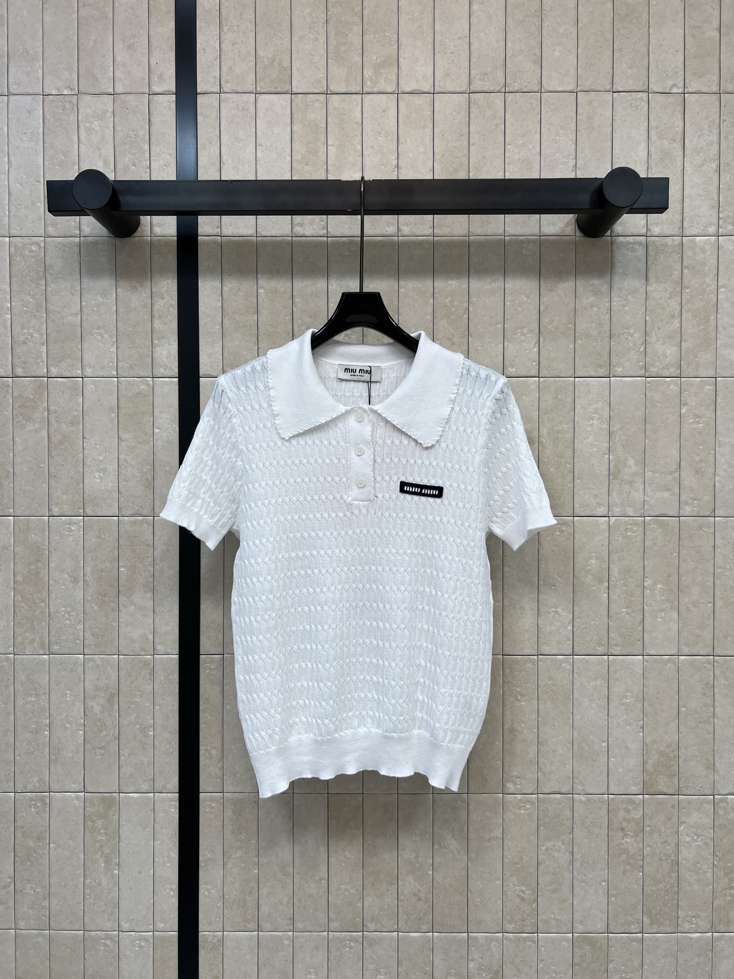 MIU家 26早秋新款 针织Polo上衣 采用天丝混纺针织面料 翻领搭配波浪毛边设计 门襟简约排扣利落干净 全身细腻绞花