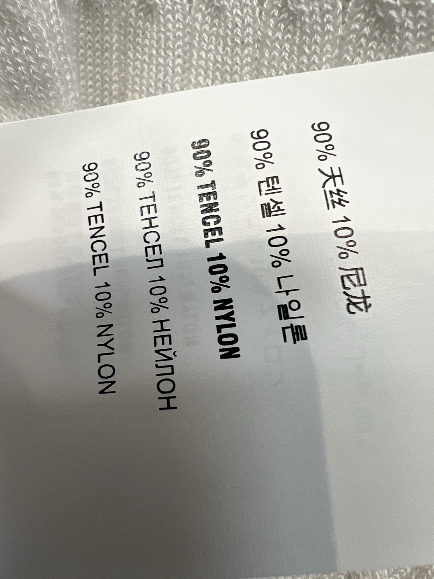 MIU家 26早秋新款 针织Polo上衣 采用天丝混纺针织面料 翻领搭配波浪毛边设计 门襟简约排扣利落干净 全身细腻绞花