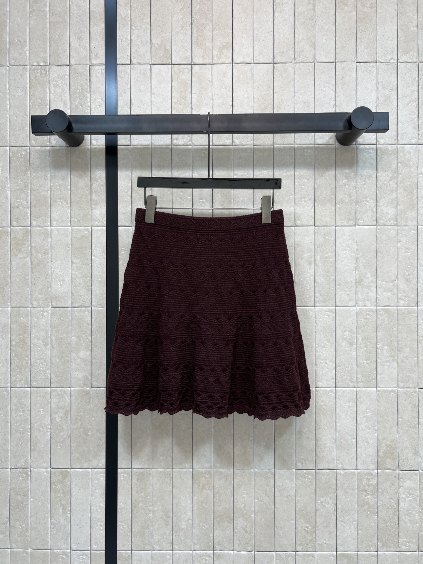 NO:934524,Self's 26th early autumn new style, burgundy knitted skirt, made of cotton blended knitted fabric, all-over rhombus hollow texture with delicate layers, wavy pattern on skirt brings a sense of atmosphere, high waist tailoring to optimize waistline, fishtail A-line version to modify the crotch and thighs, delicate and soft hem lace, suspenders from the same series, cardigans can be matched as a set, slim and versatile, can be worn for daily commuting and dating, with an elegant retro temperament  One color and three codes Size/S-M-L,,fendi,skirts,19860909Self家 26早秋新款 酒红针织半裙 采用棉质混纺针织面料 通体菱格镂空肌理层次细腻 裙身波浪纹自带氛围感 高腰剪裁优化腰线 鱼尾A字版型修饰胯部与大腿 下摆花边精致柔和 同系列吊带 开衫可成套搭配 显瘦百搭 日常通勤 约会都能穿出优雅复古气质 一色三码Size/S-M-L,,fendi,skirts,,Women's clothing