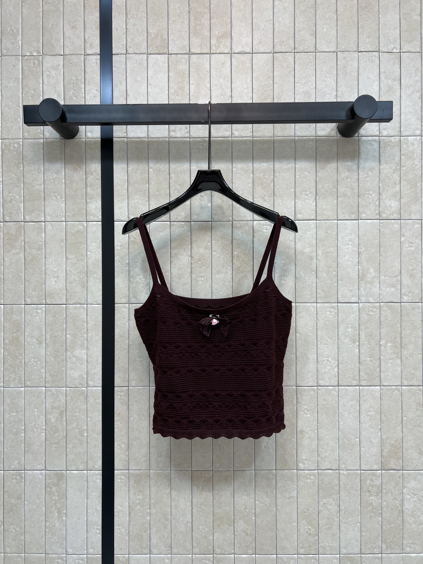 NO:934533,Self's 26 early autumn new style burgundy knitted sling. Made of cotton blended knitted fabric. All-over rhombus hollow texture. The lace at the hem is soft and delicate. Thin double slings fit the shoulder line. The bow on the chest is decorated with small diamonds. The short high-waisted version optimizes the proportion of the body. Wear it alone and is gentle and slim. Wear it with a cardigan from the same series. It is suitable for skirts, jeans, and for dating and commuting.  One color and three codes Size/S-M-L,,fendi,skirts,jeans,19860909Self家 26早秋新款 酒红针织吊带 采用棉质混纺针织面料 通体菱格镂空纹理 下摆花边剪裁柔和精致 细双吊带贴合肩线 胸口蝴蝶结搭配小钻点缀 短款高腰版型优化身材比例 单穿温柔显瘦 搭配同系列开衫成套穿搭 适配半裙 牛仔裤 约会通勤都合适 一色三码Size/S-M-L,,fendi,skirts,jeans,,Women's clothing