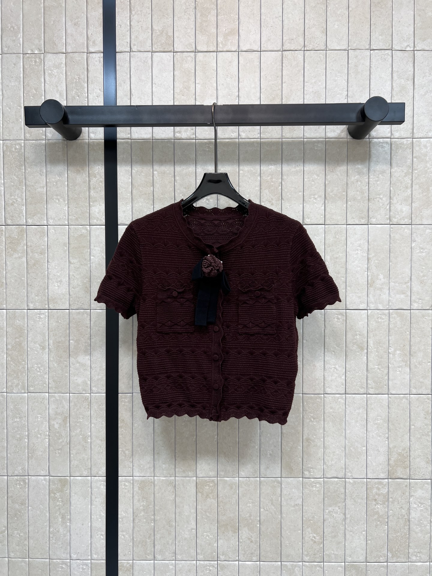 NO:934520,Self's 26th early autumn new model, burgundy knitted short-sleeves, made of cotton blended knitted fabric, three-dimensional wavy hollow texture all over, lace round neck and hem, gentle and delicate, buttons of the same color on the placket, three-dimensional flower embellishment on the chest, full of atmosphere, double-sided pocket design, short version to raise the waistline, can be paired with skirts or jeans, gentle and retro, suitable for daily commuting and dating.  One color and three sizes Size/S-M-L,,fendi,skirts,jeans,T-shirt,19860909Self家 26早秋新款 酒红色针织短袖 采用棉质混纺针织面料 全身立体波浪镂空织纹 花边圆领与下摆温柔精致 门襟同色系纽扣 胸前立体花朵点缀 氛围感十足 双侧口袋设计 短款版型拉高腰线 搭配半裙 牛仔裤皆可 温柔复古 日常通勤约会都适配 一色三码Size/S-M-L,,fendi,skirts,jeans,T-shirt,,Women's clothing