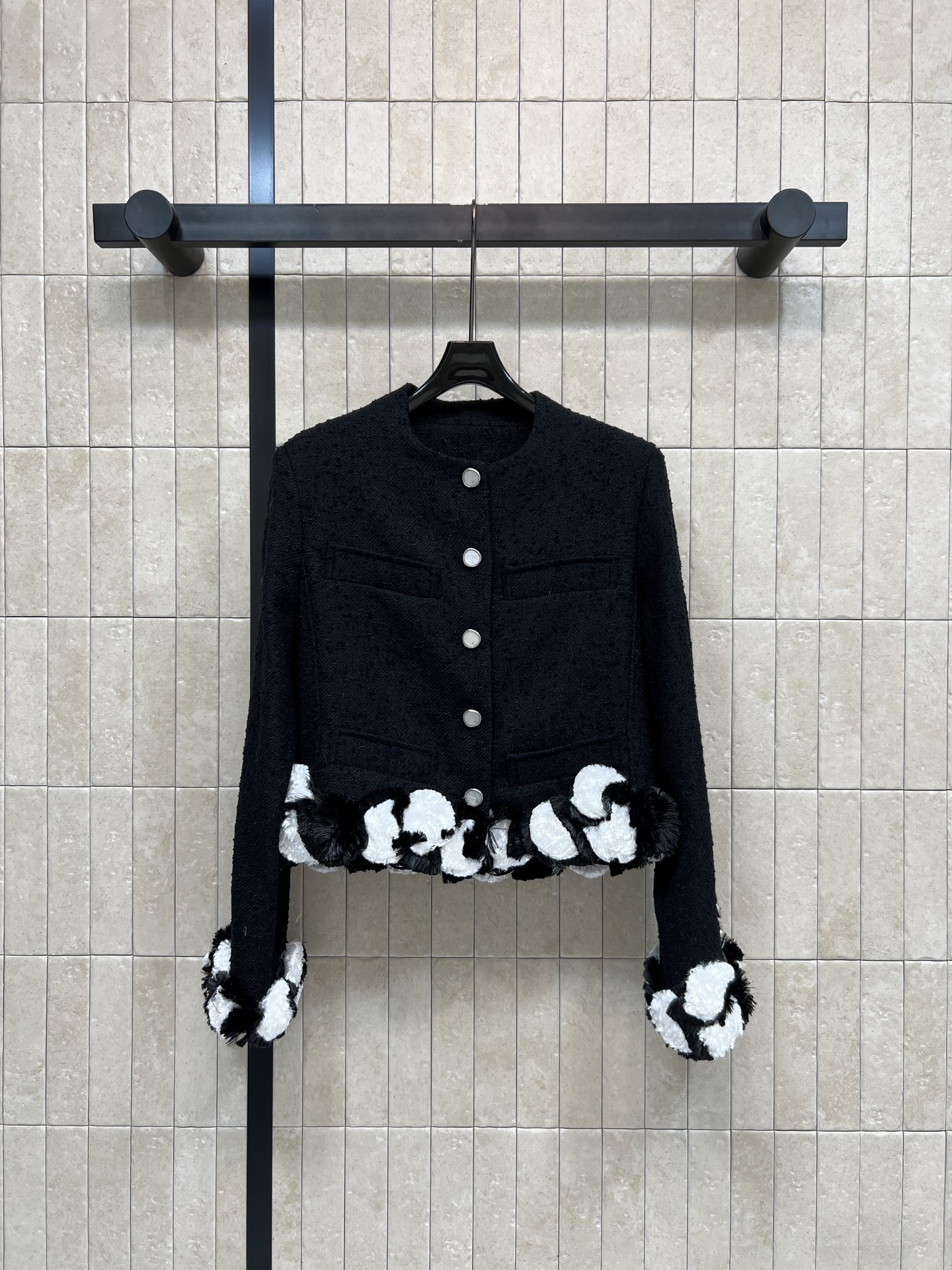 NO:934508,C Home 26 early autumn new style, small fragrant jacket with contrasting colors, thick and crisp texture, simple round neck with round buttons, high-end texture, three-dimensional black and white plush flowers on the hem and cuffs, rich layers, eye-catching and unique, symmetrical pockets, classic and eye-catching, fitted short version to optimize body proportions, looks great with dresses and jeans, has a refined niche atmosphere for daily wear, three sizes in one color, Size/S-M-L,,chanel,skirts,jeans,jackets &  coats,19860909C家 26早秋新款 撞色小香外套 肌理厚实挺括 简约圆领搭配圆扣 自带高级质感 下摆与袖口拼接立体黑白毛绒花朵 层次丰富吸睛别致 对称口袋经典耐看 合身短版型优化身材比例 搭配连衣裙 牛仔裤都很出彩 日常穿搭自带精致小众氛围感 一色三码Size/S-M-L,,chanel,skirts,jeans,jackets & coats,,Women's clothing