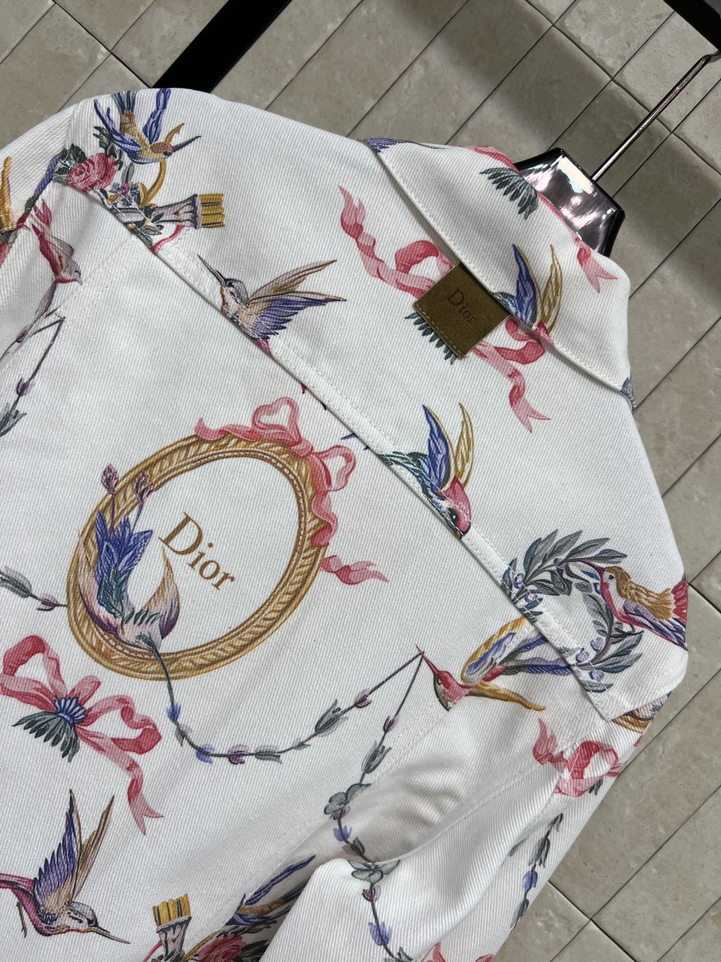D家 26早秋新款 印花牛仔外套 采用牛仔棉面料 挺括有型 满身精致花鸟丝带印花 经典翻领 对称口袋搭配金属纽扣 版型利