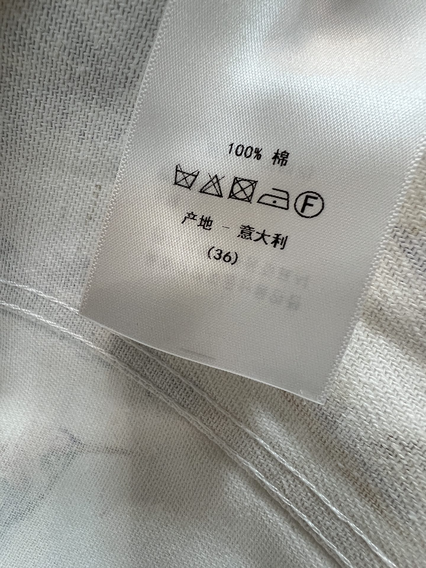 D家 26早秋新款 印花牛仔外套 采用牛仔棉面料 挺括有型 满身精致花鸟丝带印花 经典翻领 对称口袋搭配金属纽扣 版型利