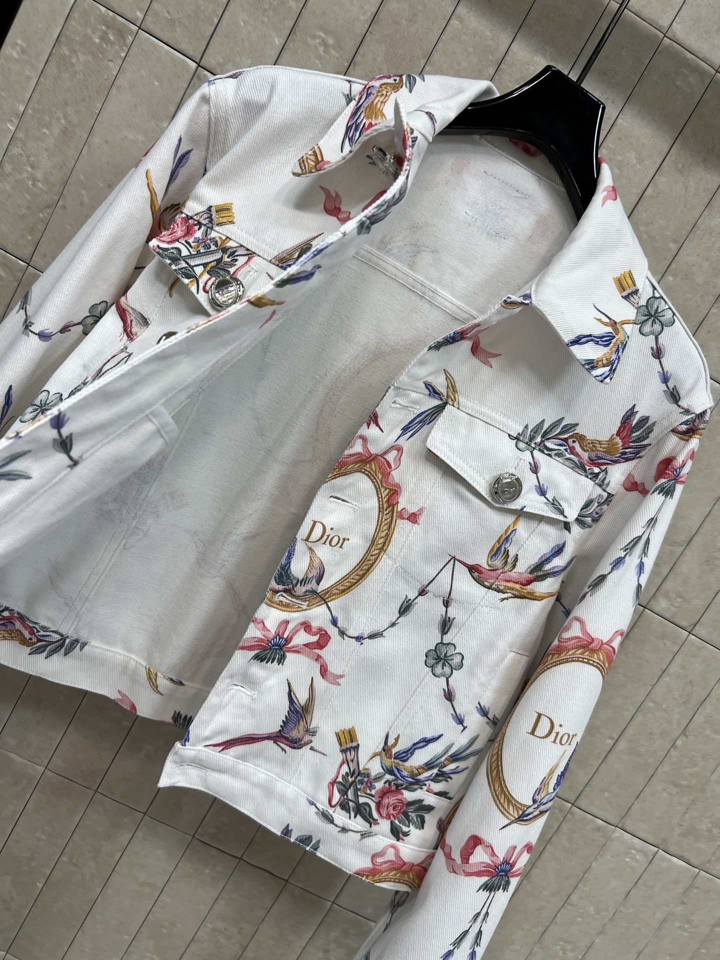 D家 26早秋新款 印花牛仔外套 采用牛仔棉面料 挺括有型 满身精致花鸟丝带印花 经典翻领 对称口袋搭配金属纽扣 版型利