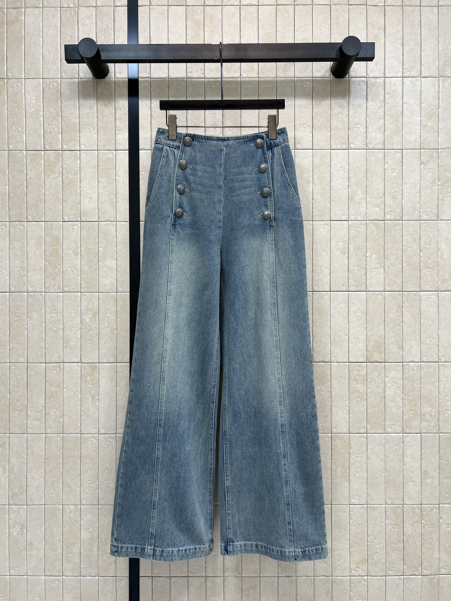 NO:934493,D's new 26 early autumn style high-waisted denim trousers, washed denim cotton fabric, not stiff and comfortable on the upper body, high-waisted version elongates the leg line, double-row metal buckle design on both sides, longitudinal split routing to modify the leg shape, loose hanging trousers to hide leg fat, side pockets are practical for daily use, suitable for matching shirts and short tops, easily create a lazy retro casual outfit, four sizes in one color, Size/S-M-L-XL,, dior, shirts,19860909D家 26早秋新款 高腰牛仔长裤 水洗牛仔棉面料 不挺硬上身舒适 高腰版型拉长腿部线条 两侧双排金属扣设计 纵向分割走线修饰腿型 宽松垂坠裤管藏住腿部赘肉 侧边口袋实用日常 搭配衬衫 短款上衣都适配 轻松打造慵懒复古的休闲穿搭 一色四码Size/S-M-L-XL,,dior,shirts,,Women's clothing