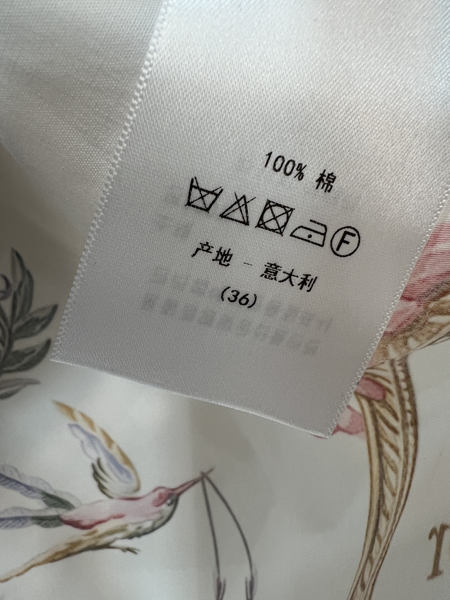 D家 26早秋新款 印花短袖衬衫 采用棉质面料 上身舒适 满幅彩色飞鸟丝带镜框印花精致 艺术氛围感拉满 领口自带可蝴蝶结