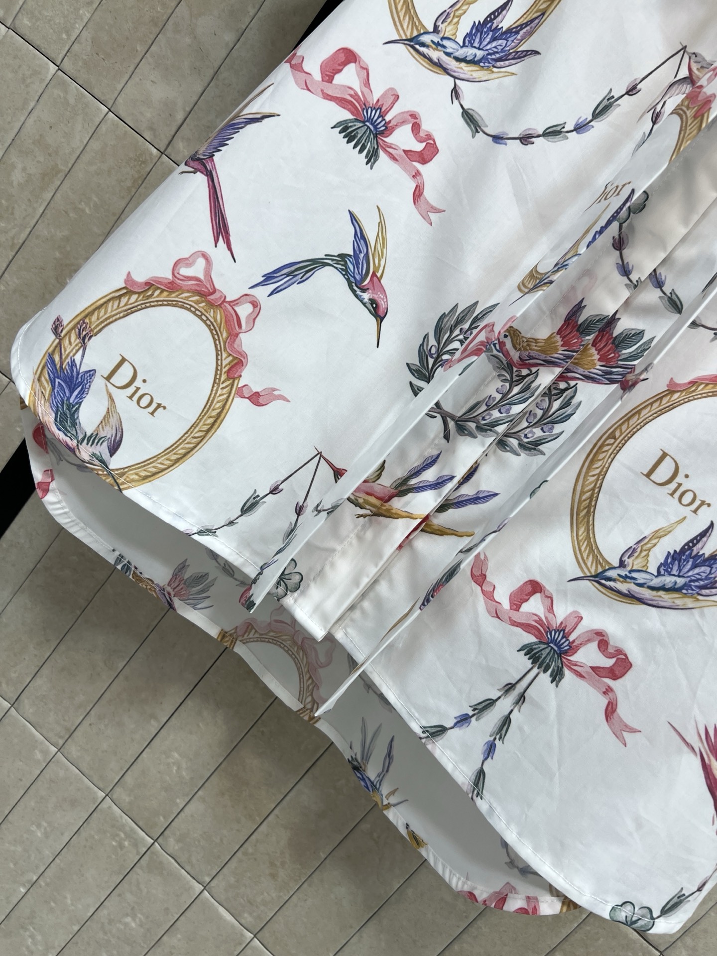 D家 26早秋新款 印花短袖衬衫 采用棉质面料 上身舒适 满幅彩色飞鸟丝带镜框印花精致 艺术氛围感拉满 领口自带可蝴蝶结