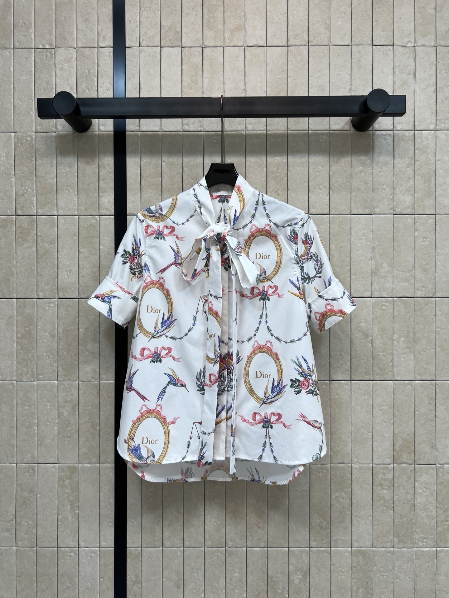 NO:934484,Djia 26 early autumn new style printed short-sleeved shirt made of cotton fabric, comfortable upper body, all-over colorful bird ribbon frame printing is exquisite, full of artistic atmosphere, the neckline comes with a bow ribbon, stand-up collar design, folded short sleeves, loose version is not flattering on the figure, short front and long back hem to cover the crotch, suitable for wearing alone or paired with a skirt or suit, showing elegance and gentleness when commuting and outing.  Four sizes in one color Size/S-M-L-XL,,dior,skirts,shirts,T-shirt,business suit,19860909D家 26早秋新款 印花短袖衬衫 采用棉质面料 上身舒适 满幅彩色飞鸟丝带镜框印花精致 艺术氛围感拉满 领口自带可蝴蝶结飘带 立领设计 翻折短袖 宽松版型不挑身材 前短后长衣摆更遮胯 单穿或搭配半裙 西装都适配 通勤出游尽显优雅温柔气质 一色四码Size/S-M-L-XL,,dior,skirts,shirts,T-shirt,business suit,,Women's clothing