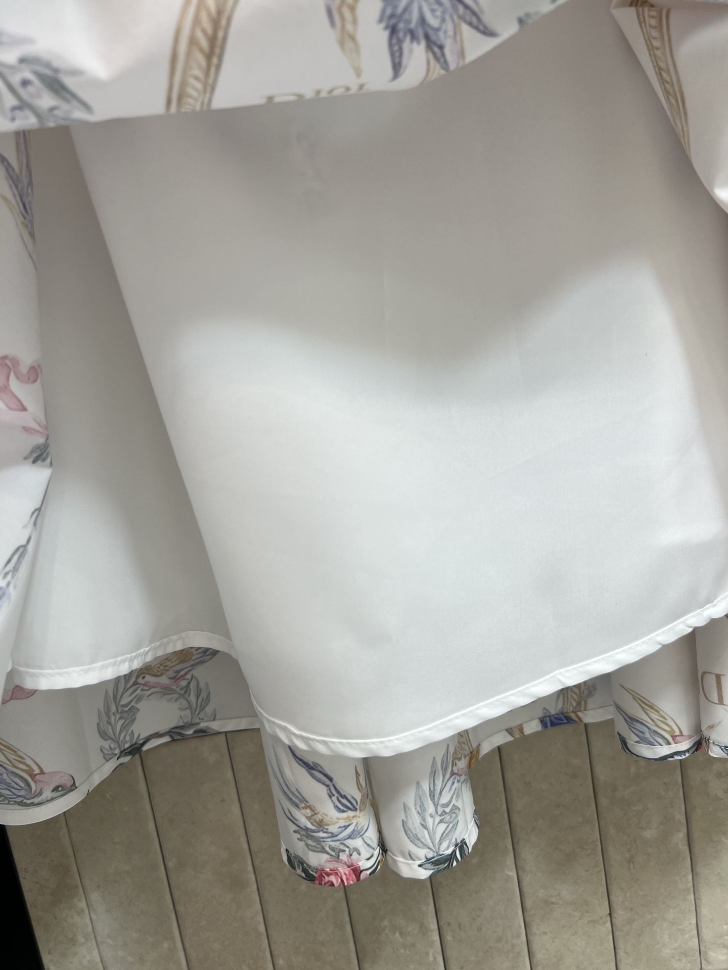 D家 26早秋新款 印花高腰半裙 采用棉质面料 垂坠感十足 上身清爽 满印复古蜂鸟印花 自带法式优雅氛围感 高腰剪裁 超