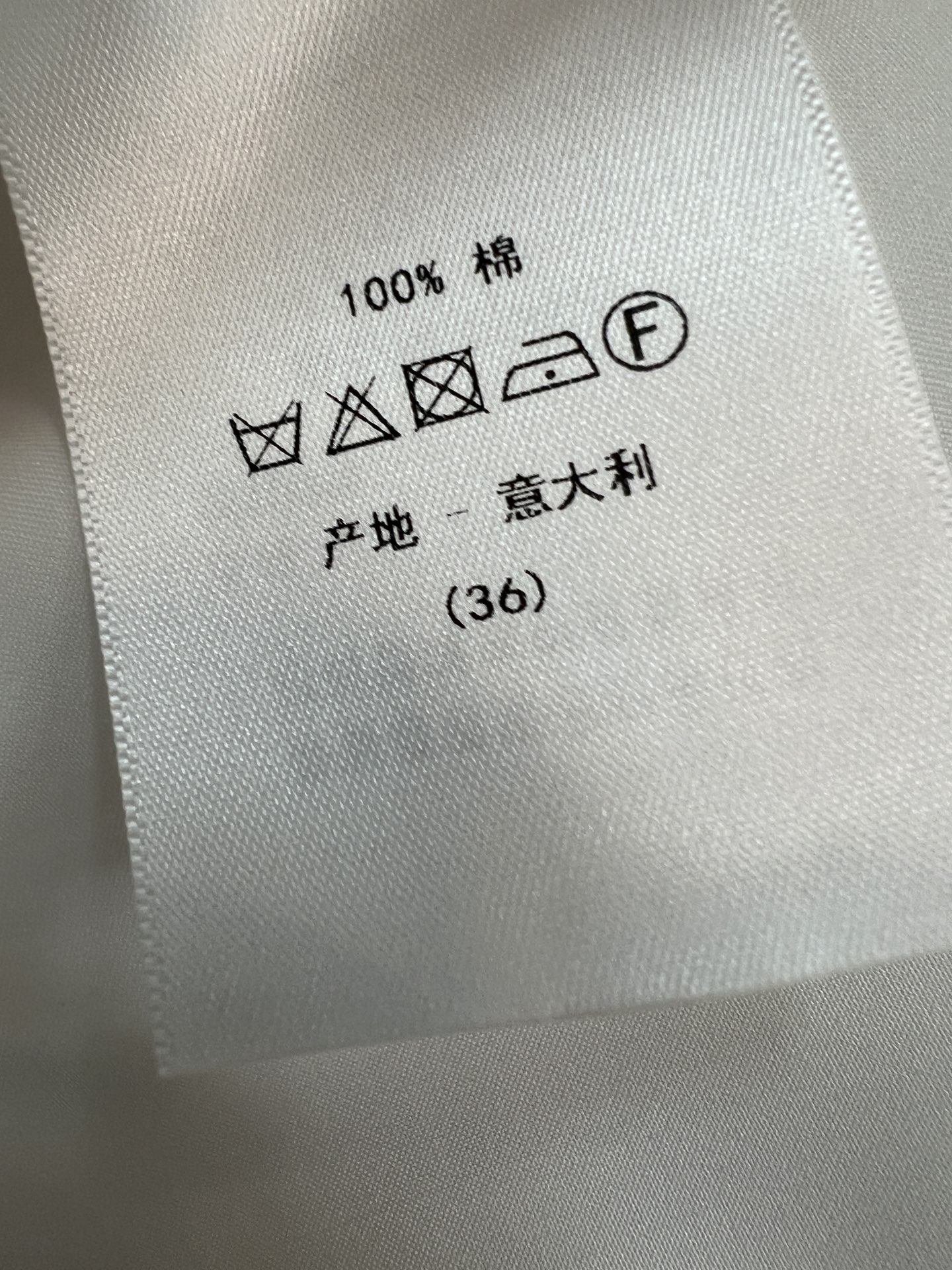 D家 26早秋新款 印花高腰半裙 采用棉质面料 垂坠感十足 上身清爽 满印复古蜂鸟印花 自带法式优雅氛围感 高腰剪裁 超