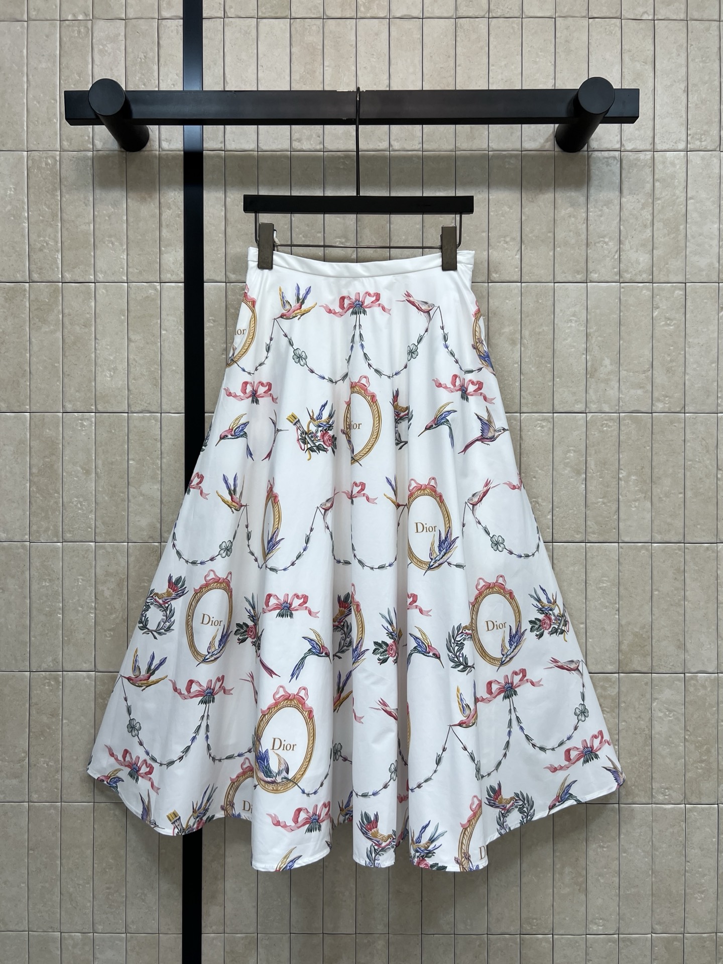 NO:934474,D's 26 early autumn new style printed high-waisted skirt. Made of cotton fabric with full drape. Refreshing upper body. All-over retro hummingbird print. Brings French elegance. High-waisted tailoring. Oversized A-line umbrella skirt. Loose to cover the crotch. The skirt is elegant and flexible when walking. The invisible zipper on the side is easy to put on and take off. It can be worn with the same series of shirts and short jackets as a set. It is great for vacation and commuting.  Four sizes in one color Size/S-M-L-XL,,dior,skirts,jackets & coats,shirts,19860909D家 26早秋新款 印花高腰半裙 采用棉质面料 垂坠感十足 上身清爽 满印复古蜂鸟印花 自带法式优雅氛围感 高腰剪裁 超大A字伞裙版型 宽松遮胯藏肉 走动裙摆飘逸灵动 侧边隐形拉链穿脱方便 搭配同系列衬衫 短外套成套穿搭 度假通勤都很出彩 一色四码Size/S-M-L-XL,,dior,skirts,jackets & coats,shirts,,Women's clothing