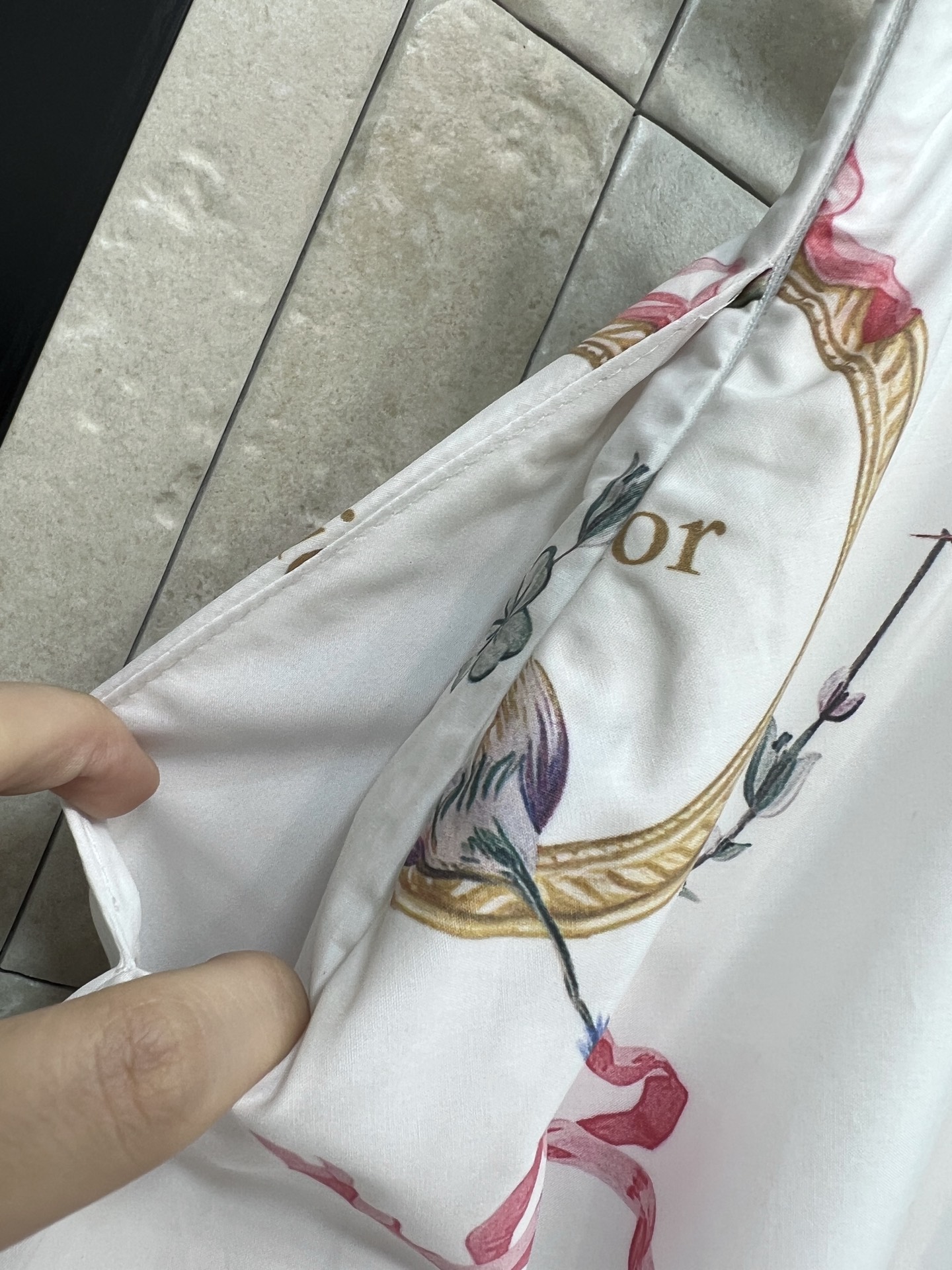 D家 26早秋新款 印花高腰半裙 采用棉质面料 垂坠感十足 上身清爽 满印复古蜂鸟印花 自带法式优雅氛围感 高腰剪裁 超