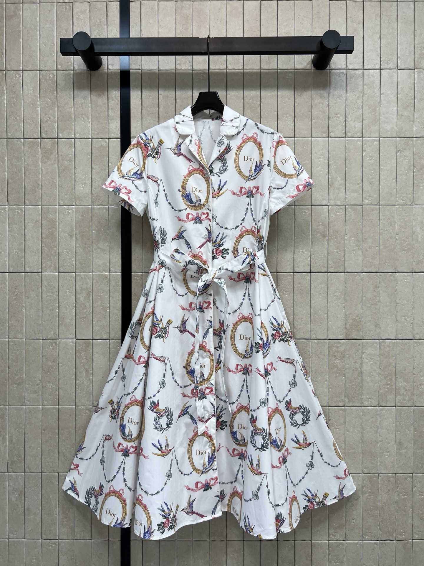 NO:934464,D's 26th early autumn new style printed shirt dress. Made of cotton fabric. The upper body feels good against the skin. The all-over vintage hummingbird garland print is exquisite and soft. The short-sleeved cut is refreshing and breathable. Comes with a waist strap to easily outline the waistline. The large umbrella skirt hem modifies the body shape. The fully open button design is easy to put on and take off. Suitable for commuting, afternoon tea and outing. The upper body is elegant and atmospheric. Just take a photo to fill the atmosphere.  One color and four sizes Size/S-M-L-XL,,dior,skirts,shirts,T-shirt,19860909D家 26早秋新款 印花衬衫连衣裙 采用棉质面料 上身亲肤垂感好 满幅复古蜂鸟花环印花精致柔美 色彩 短袖剪裁清爽透气 自带收腰绑带 轻松勾勒腰线 大伞裙下摆修饰身形 全开扣设计穿脱便捷 通勤 下午茶 出游都适配 上身优雅大气 随手一拍氛围感拉满 一色四码Size/S-M-L-XL,,dior,skirts,shirts,T-shirt,,Women's clothing