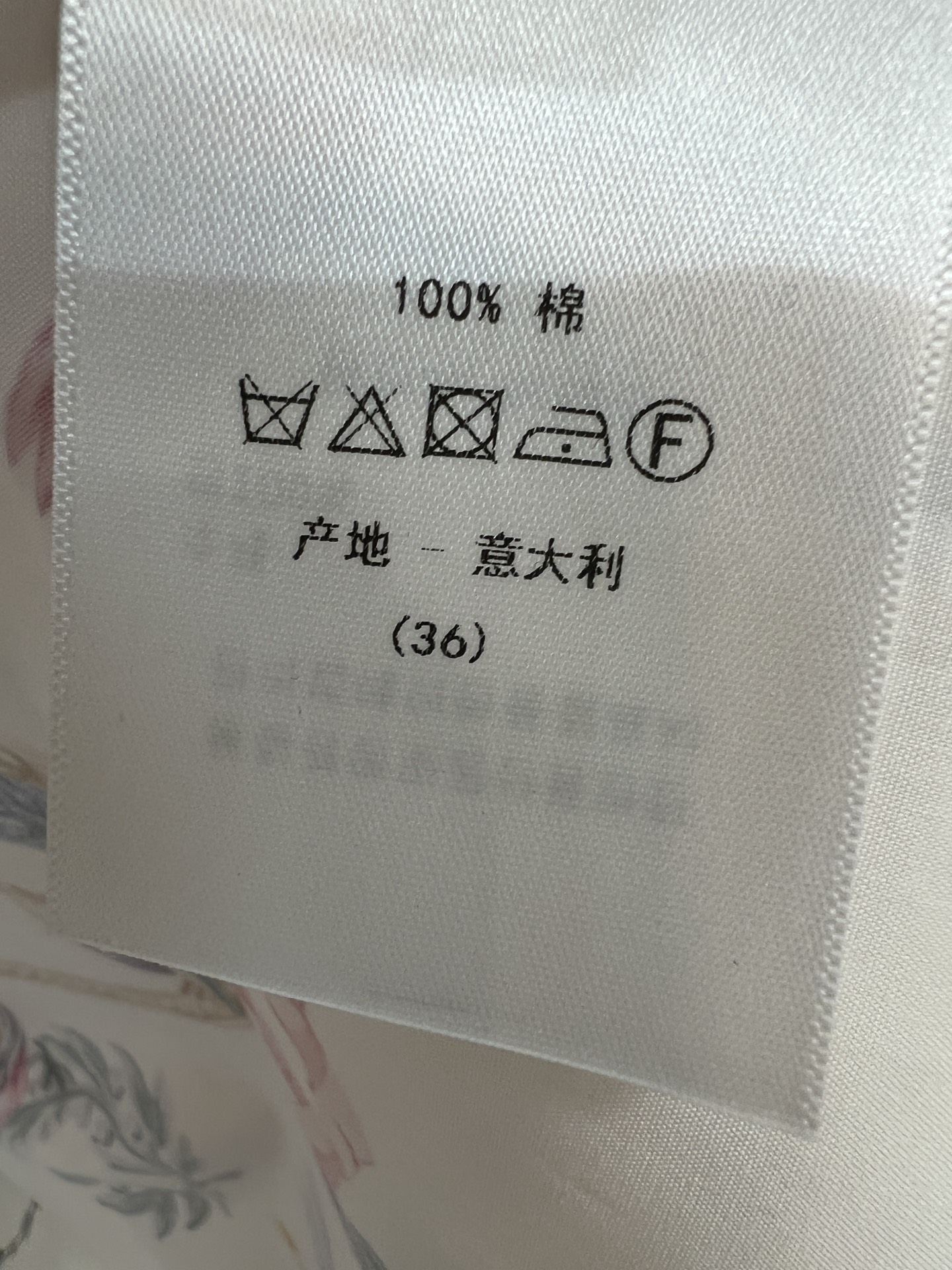 D家 26早秋新款 印花衬衫连衣裙 采用棉质面料 上身亲肤垂感好 满幅复古蜂鸟花环印花精致柔美 色彩 短袖剪裁清爽透气 
