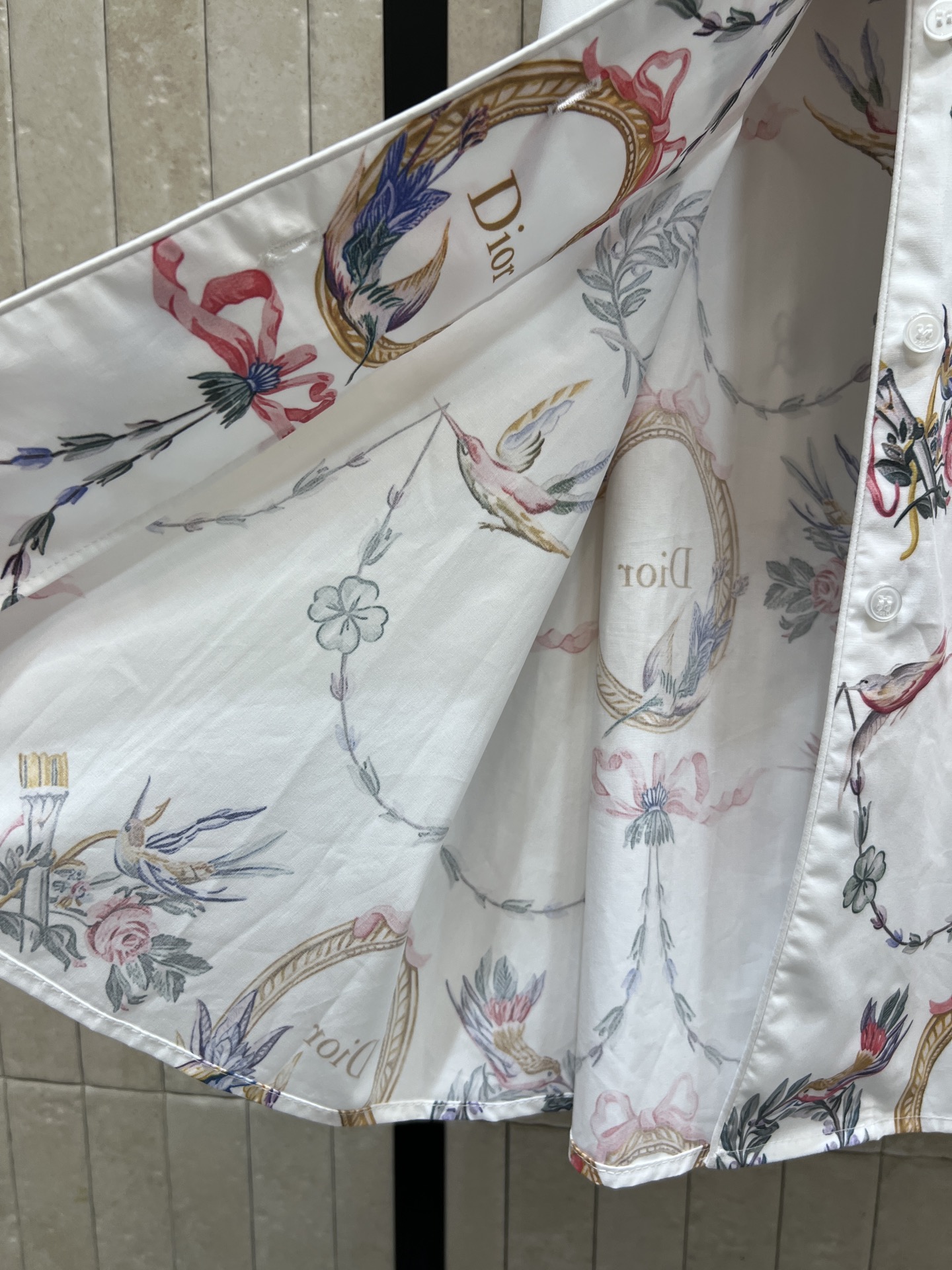 D家 26早秋新款 印花衬衫连衣裙 采用棉质面料 上身亲肤垂感好 满幅复古蜂鸟花环印花精致柔美 色彩 短袖剪裁清爽透气 